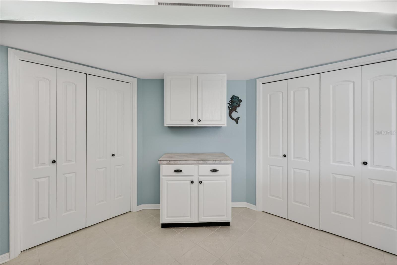 Image 30 of 44 For 690 Island Way 911