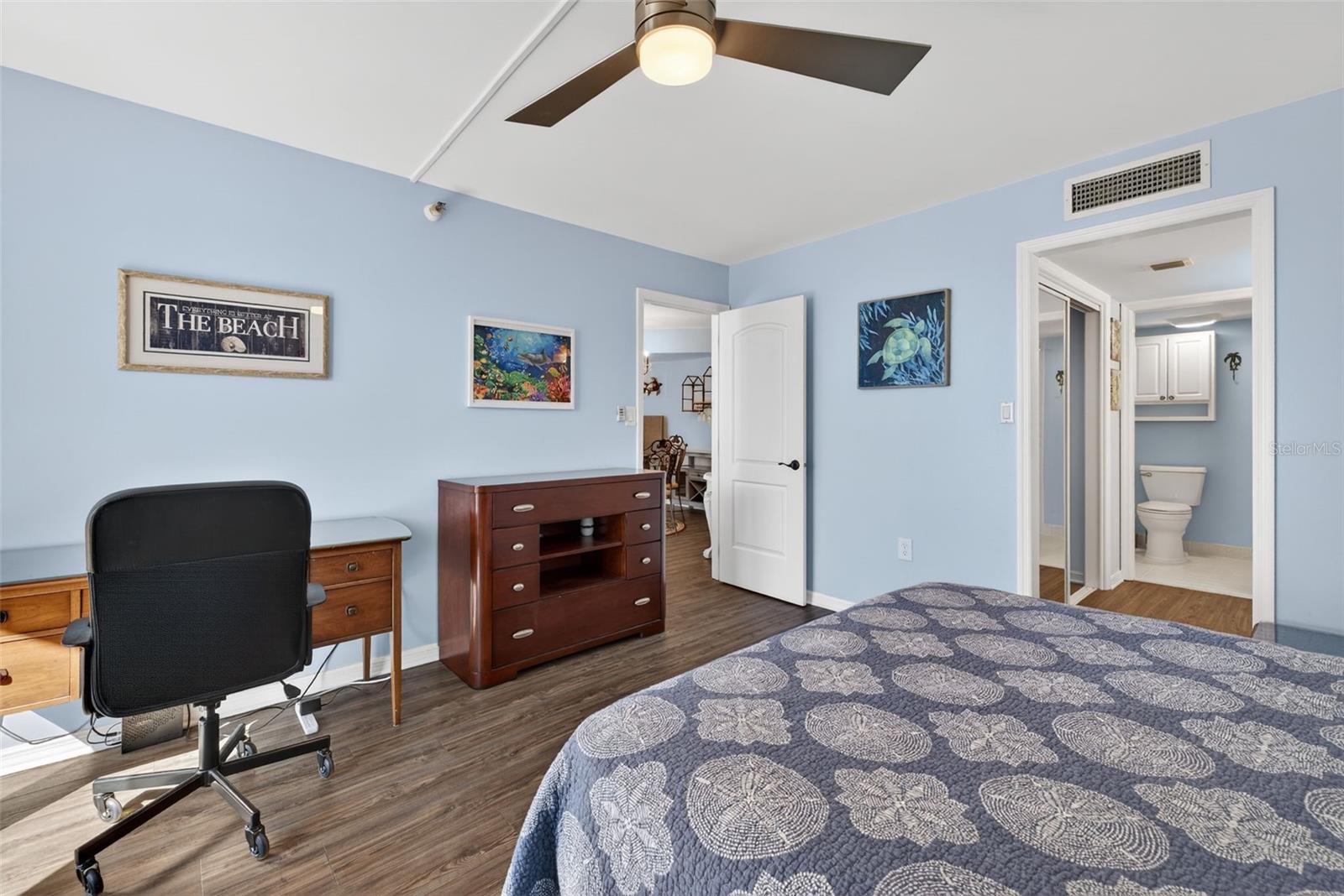 Image 33 of 44 For 690 Island Way 911