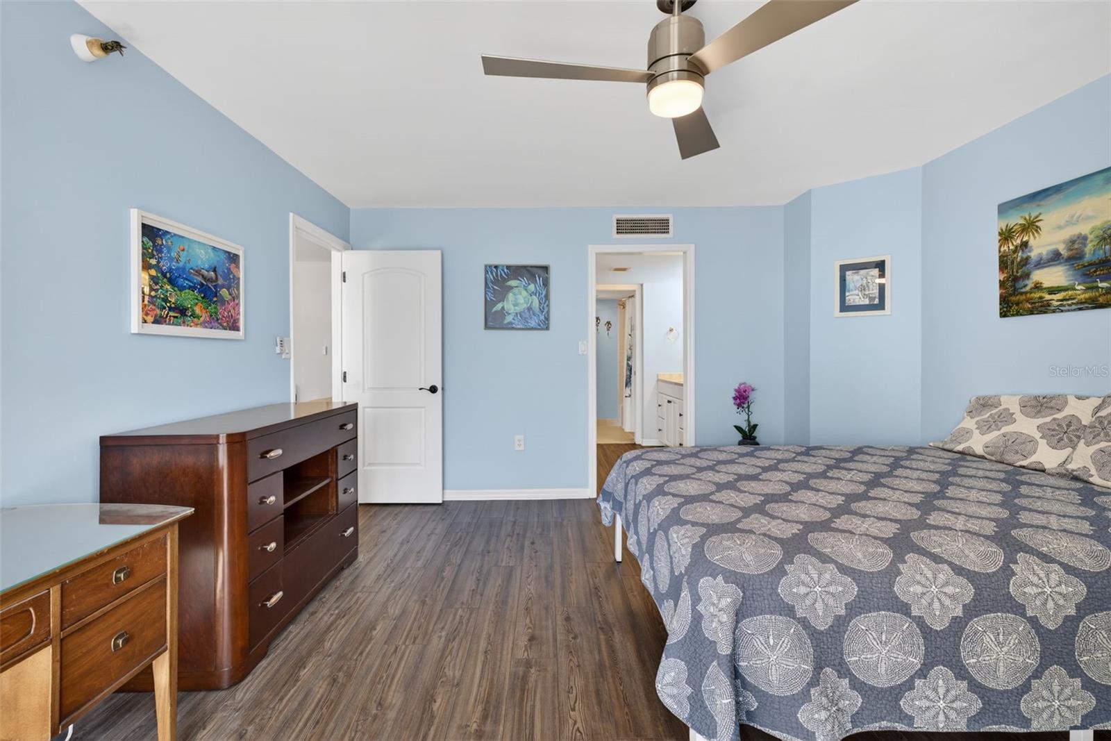 Image 34 of 44 For 690 Island Way 911