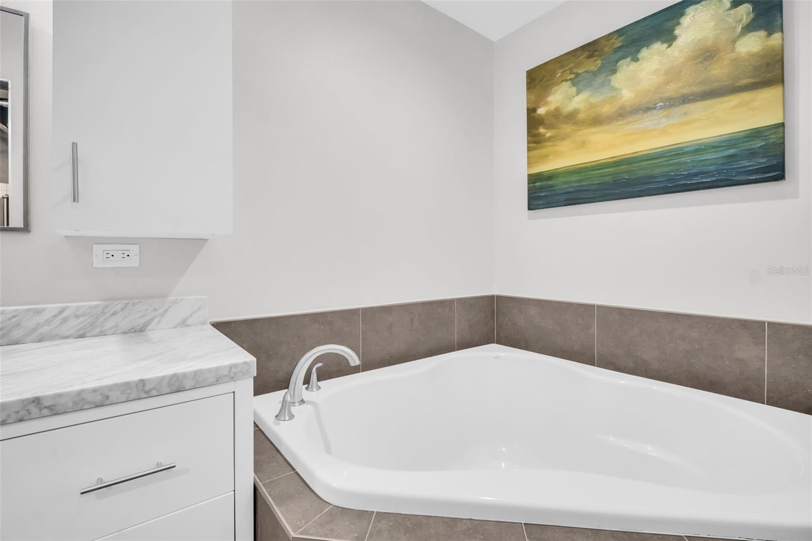 Image 28 of 40 For 1 Beach Drive Se 1910