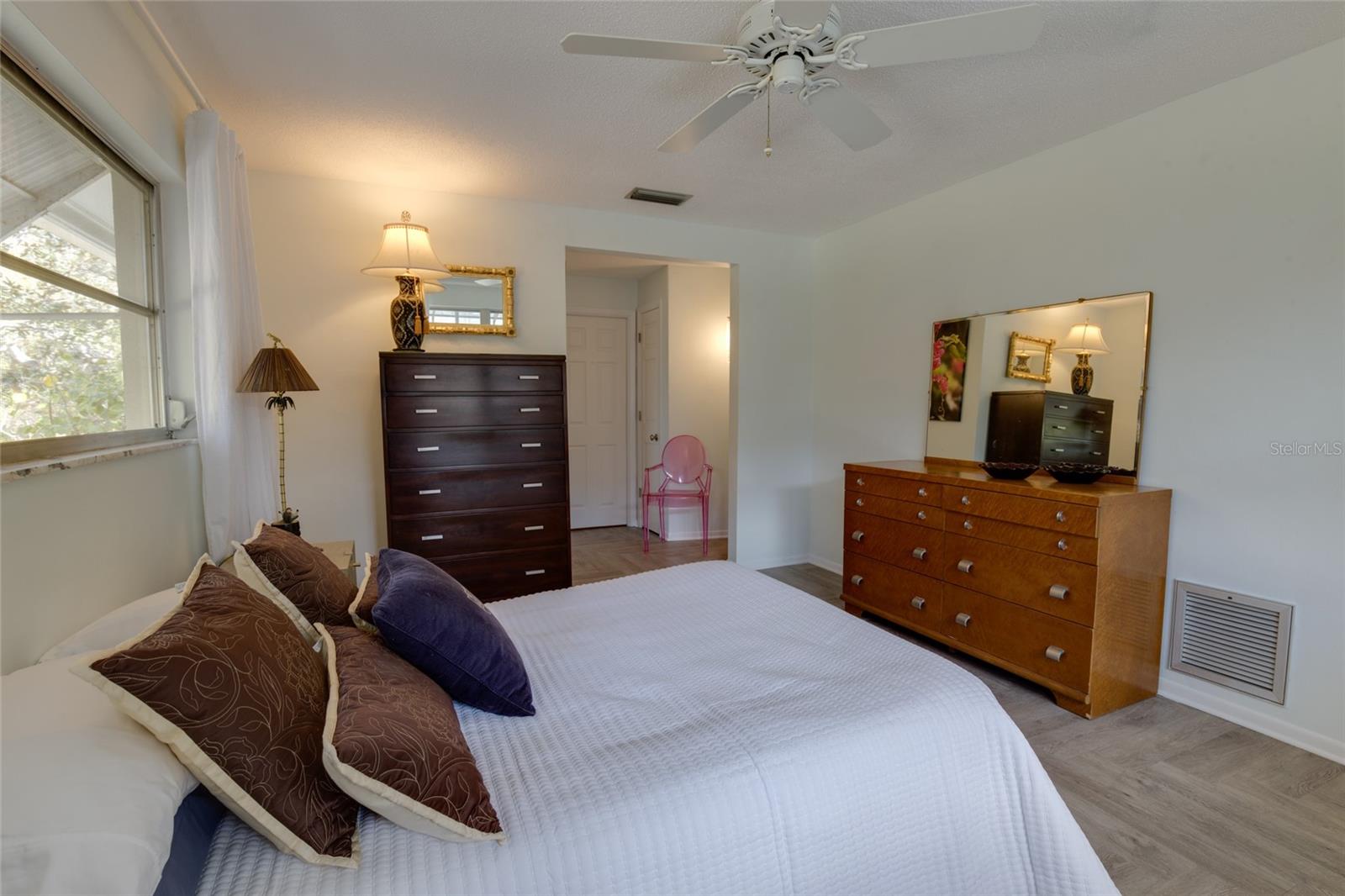 Image 14 of 25 For 511 Crystal Beach Avenue