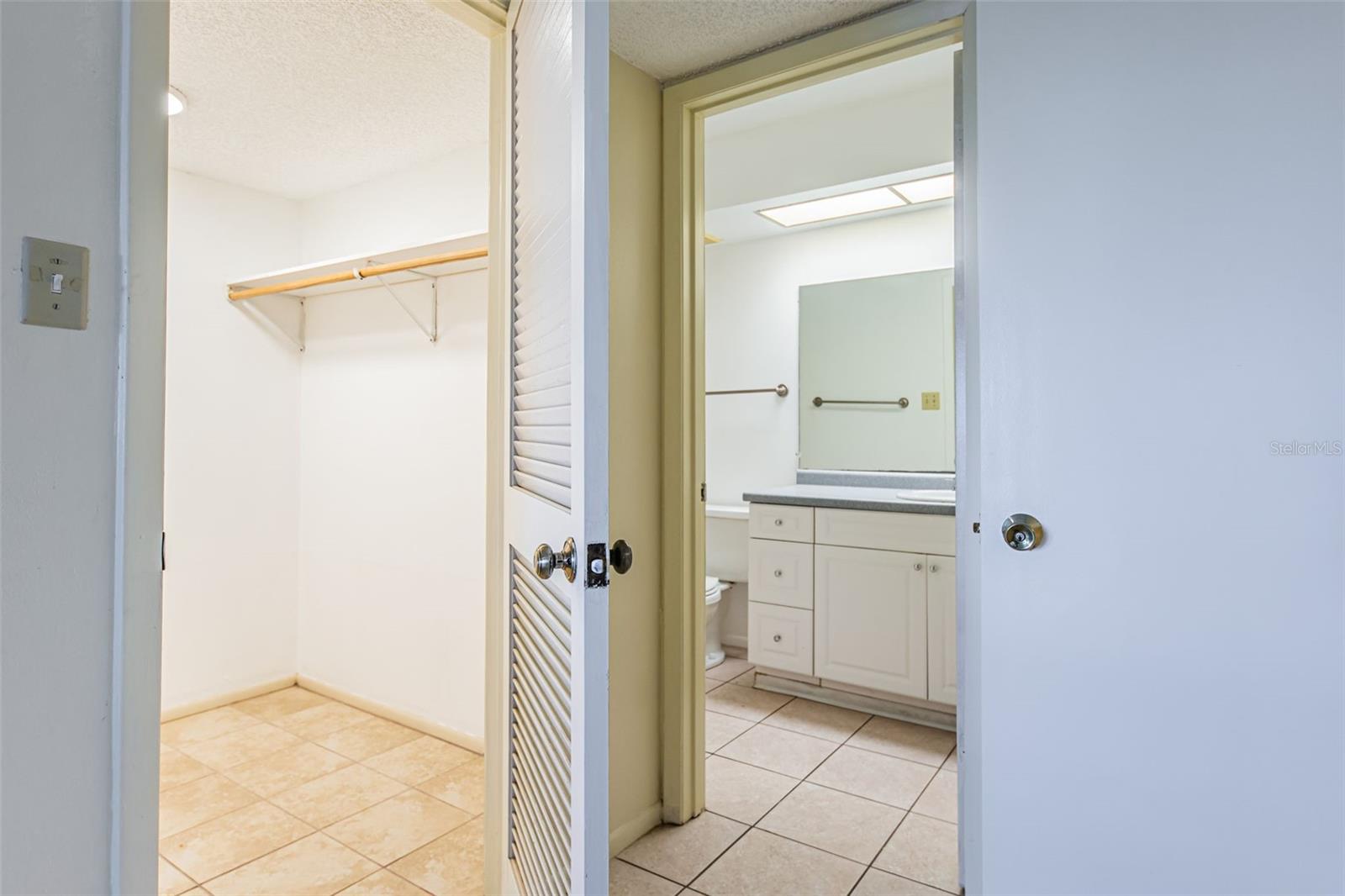 Image 41 of 79 For 2587 Countryside Boulevard 6109