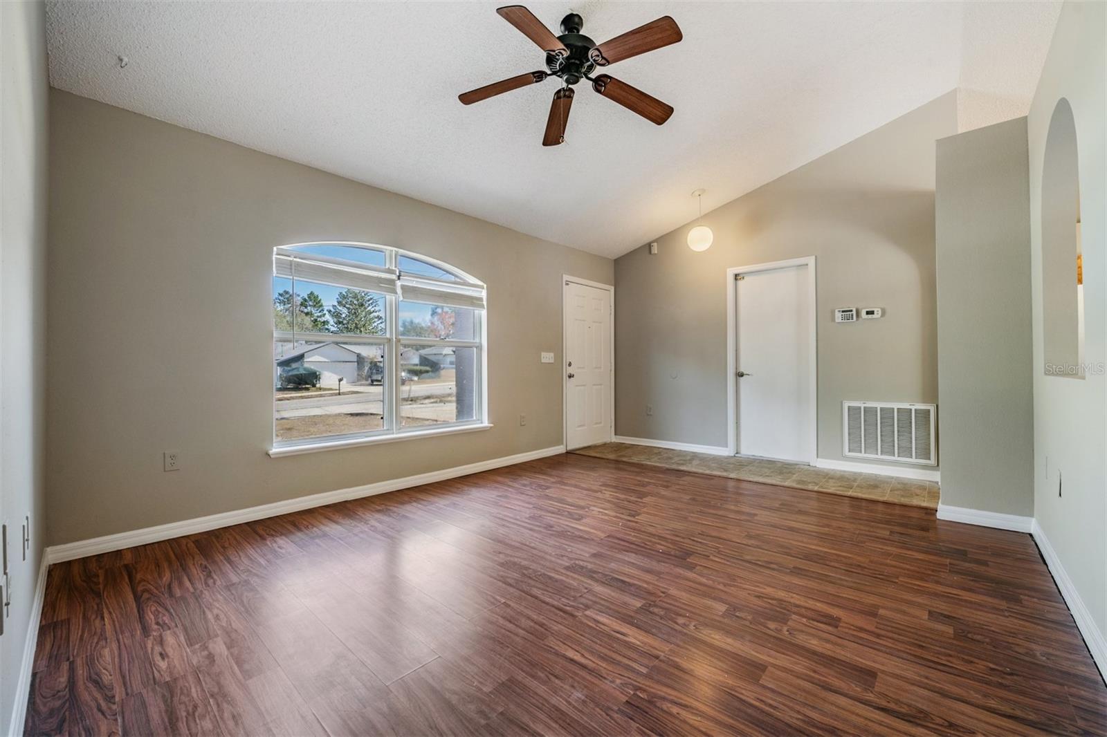 Image 4 of 27 For 13364 Linden Drive