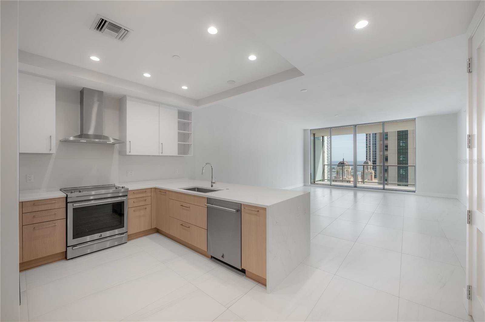 Listing photo id 13 for 275 1st Avenue S 1504