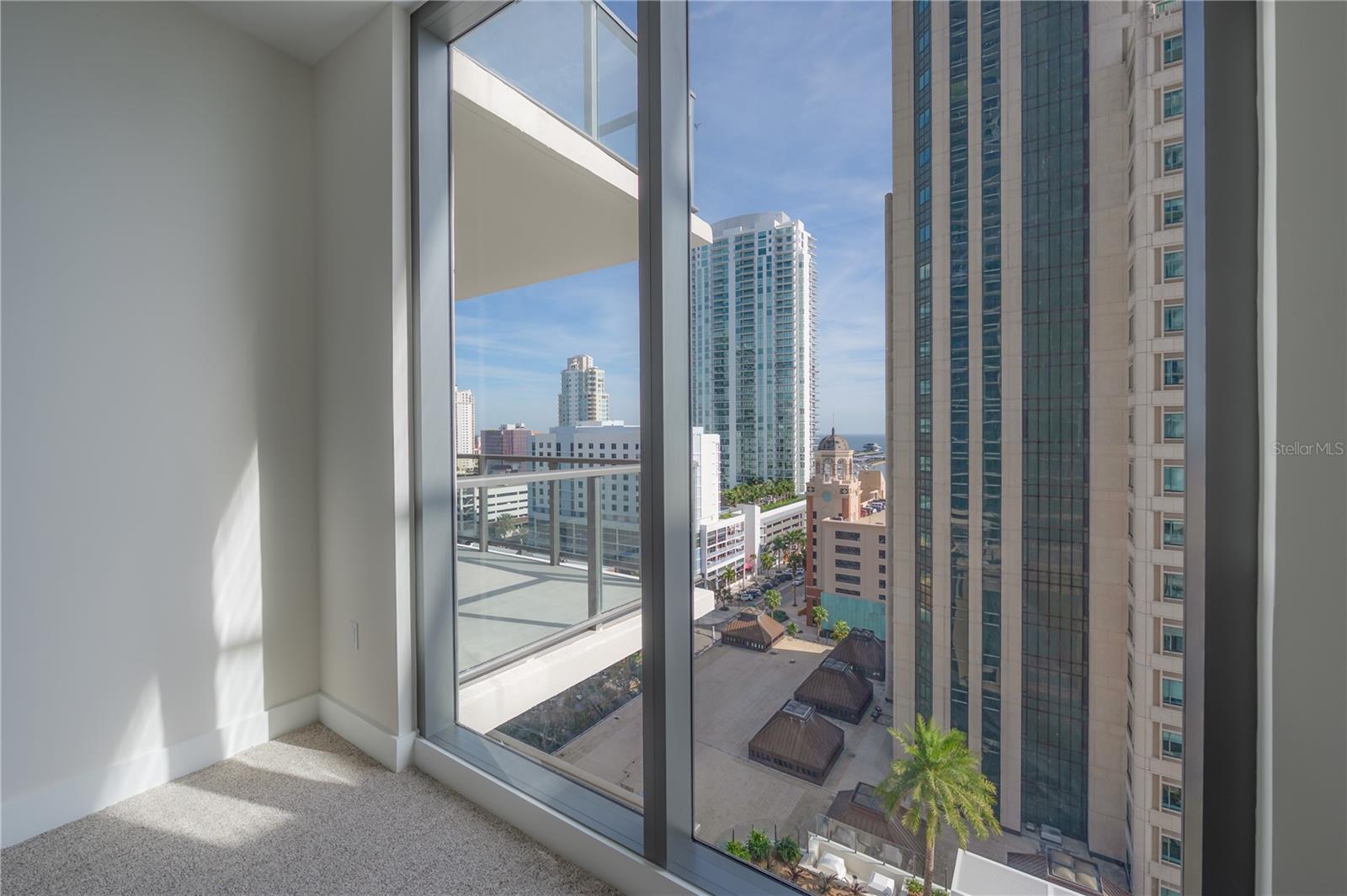 Listing photo id 35 for 275 1st Avenue S 1504