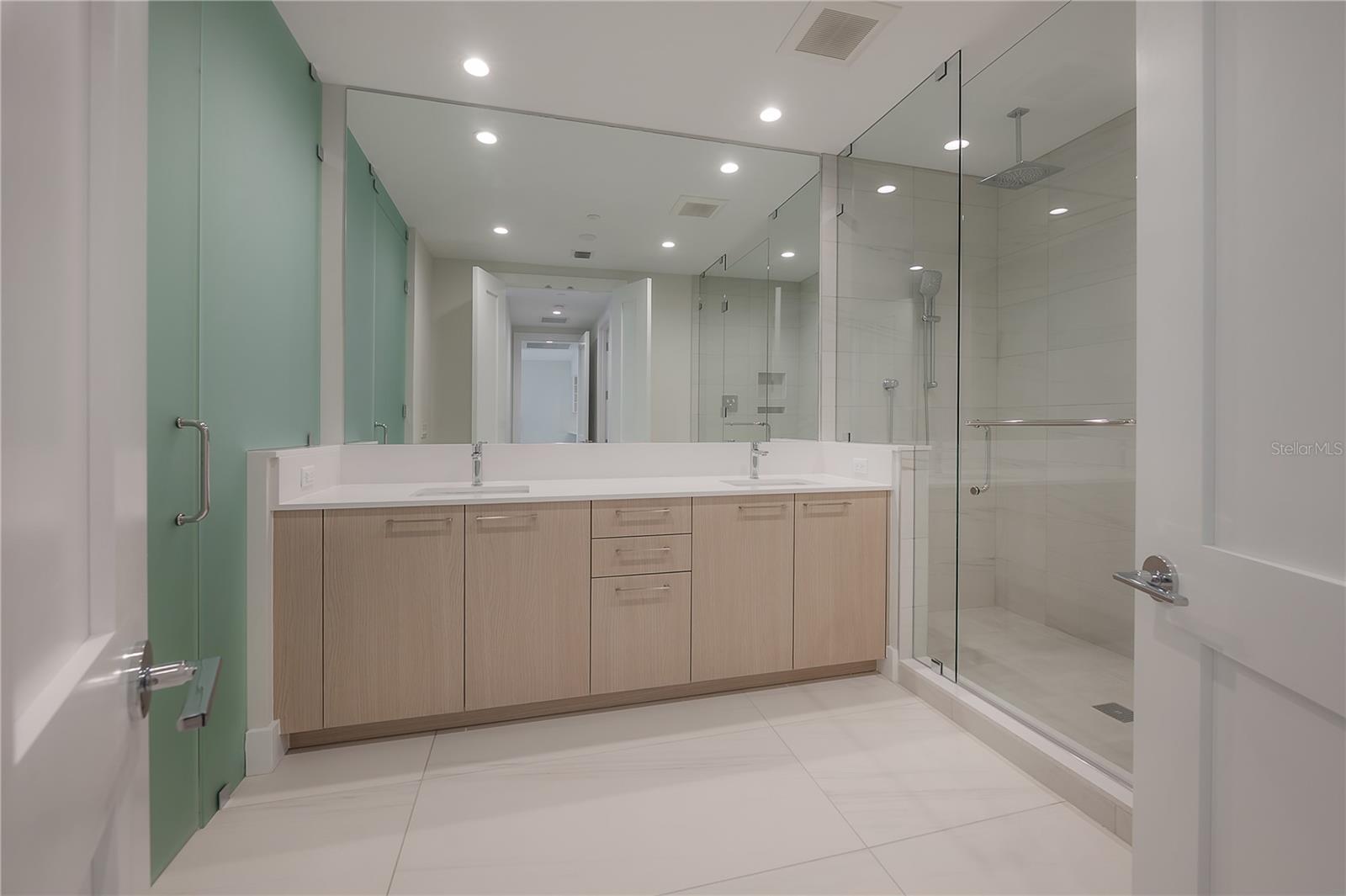 Listing photo id 36 for 275 1st Avenue S 1504