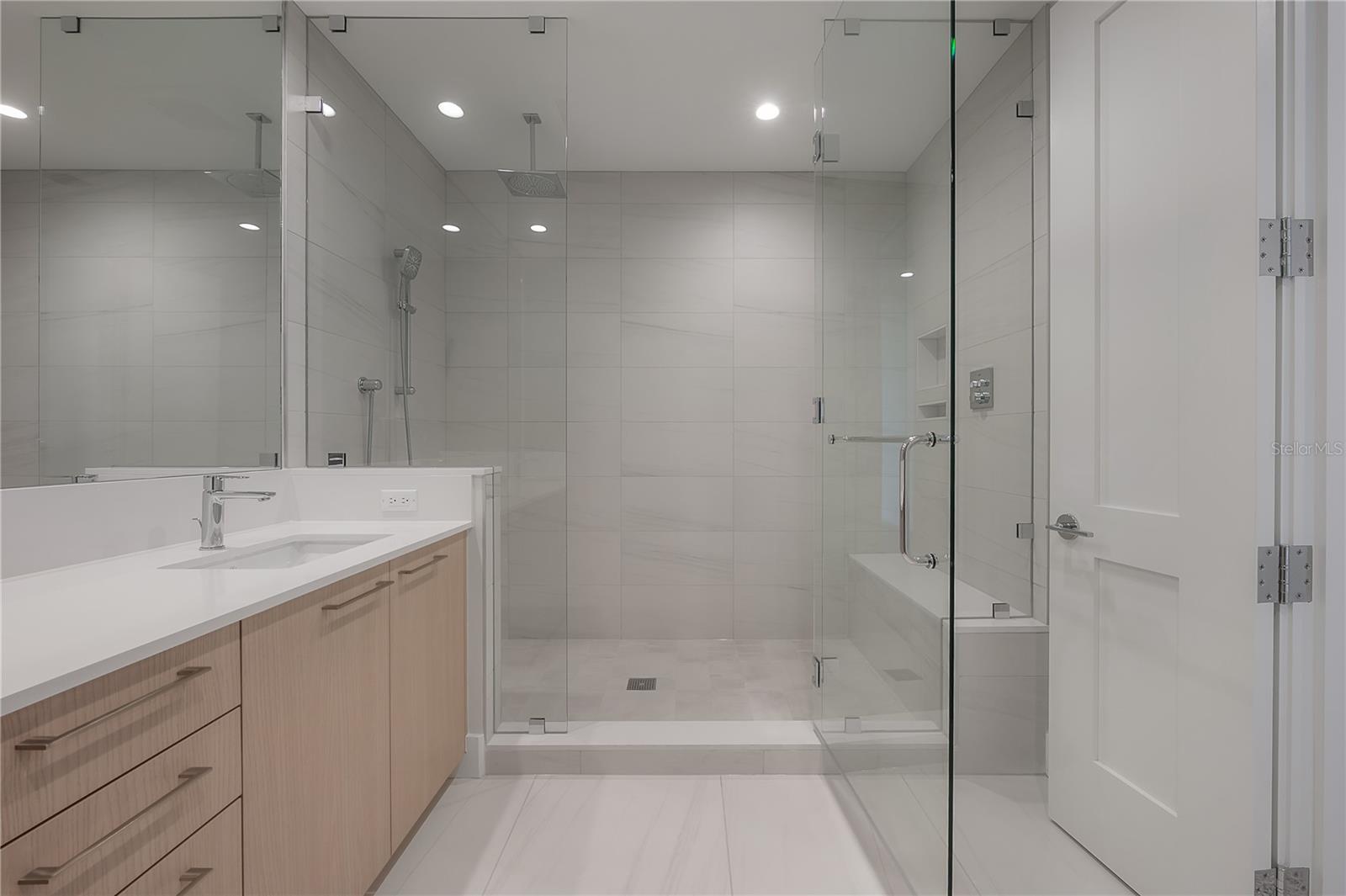 Listing photo id 37 for 275 1st Avenue S 1504