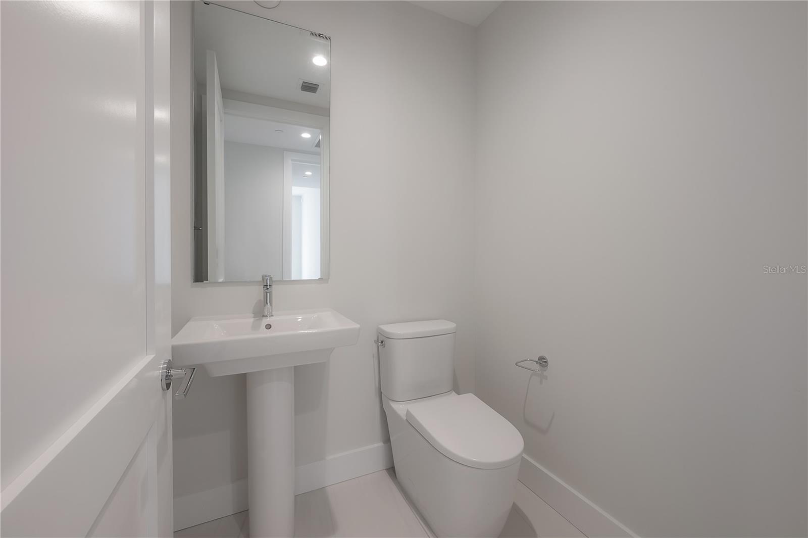 Listing photo id 43 for 275 1st Avenue S 1504