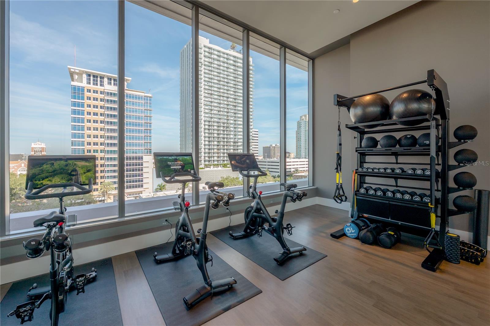 Listing photo id 61 for 275 1st Avenue S 1504