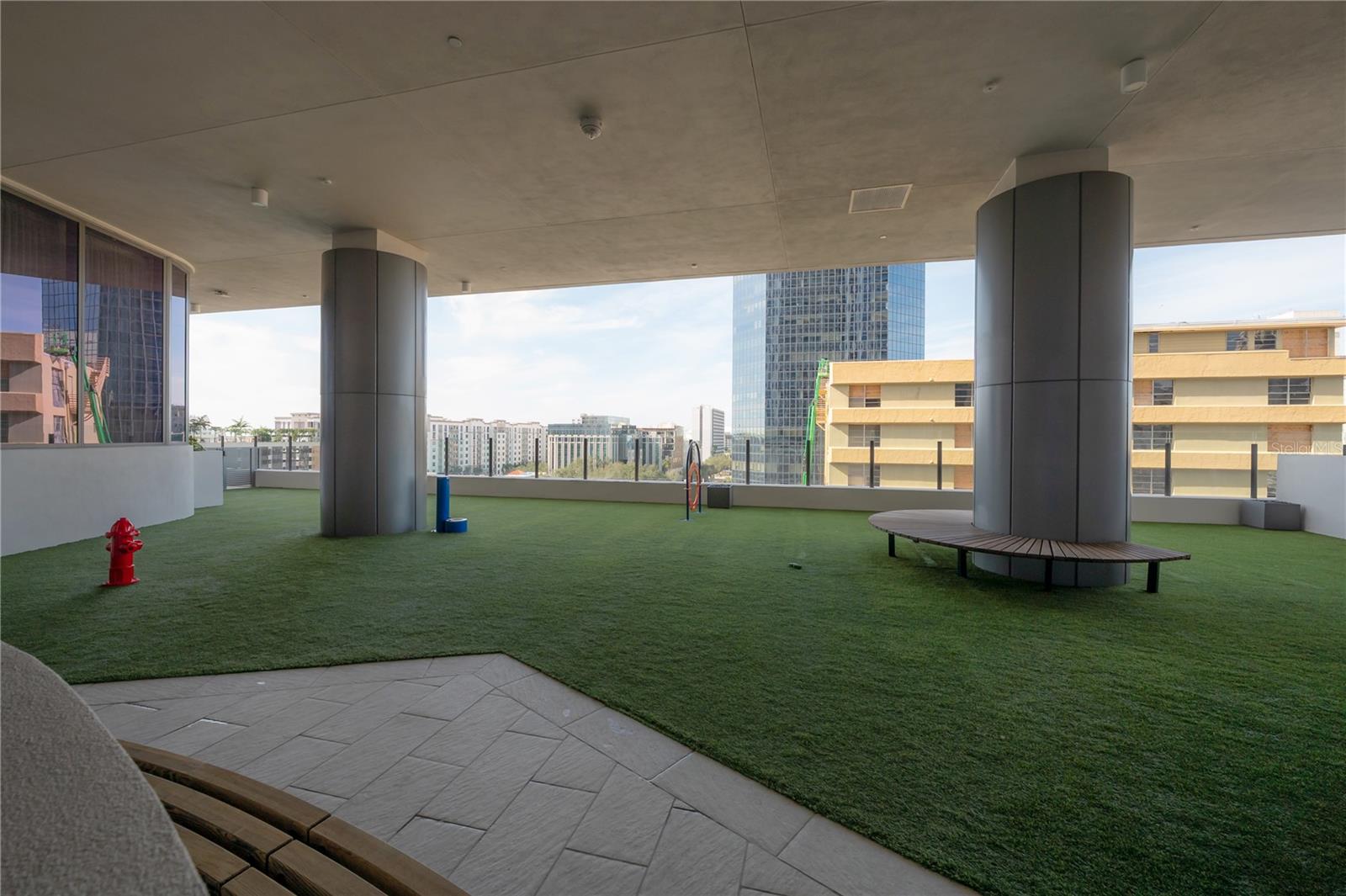 Listing photo id 65 for 275 1st Avenue S 1504