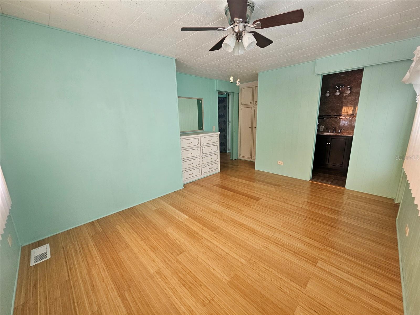 Listing photo id 6 for 18675 Us Highway 19 N 498