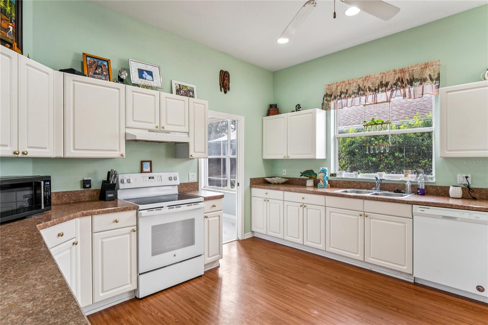 Image 20 of 76 For 6 Deerwood Drive