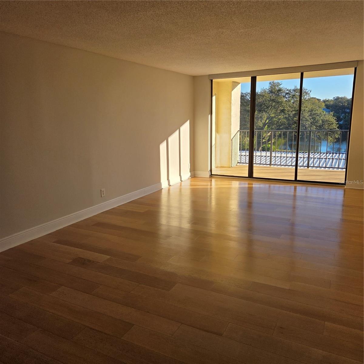 Image 17 of 33 For 100 Oakmont Lane 305