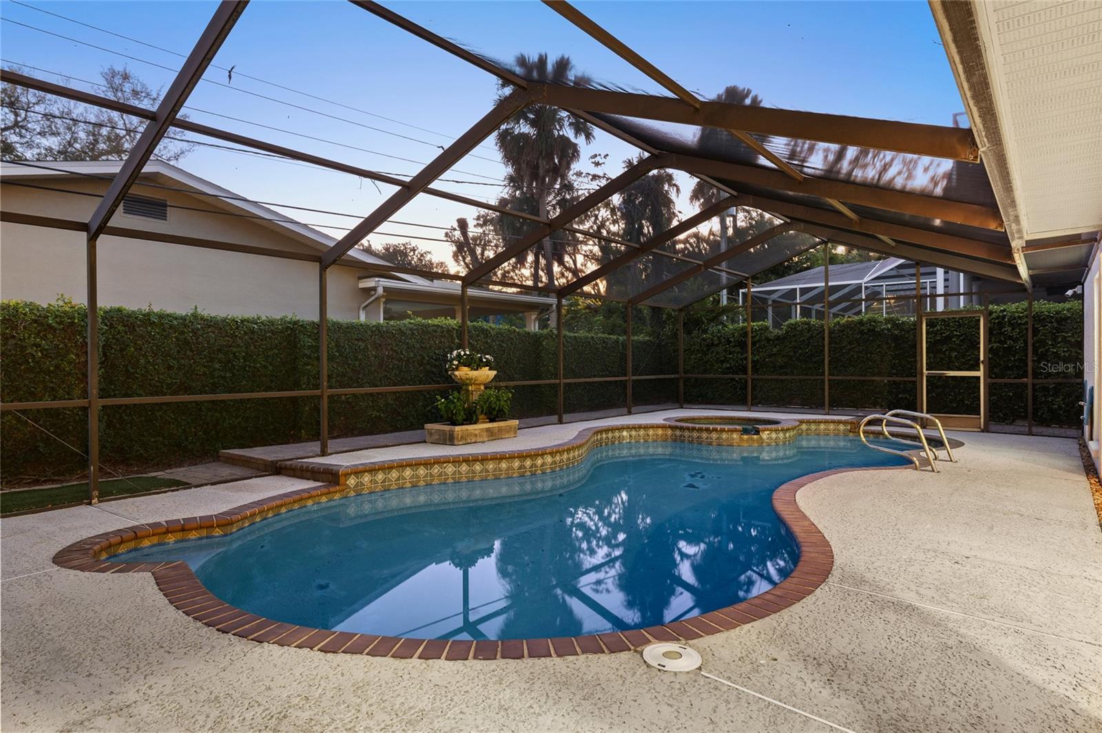 Image 42 of 46 For 4404 Azeele Street