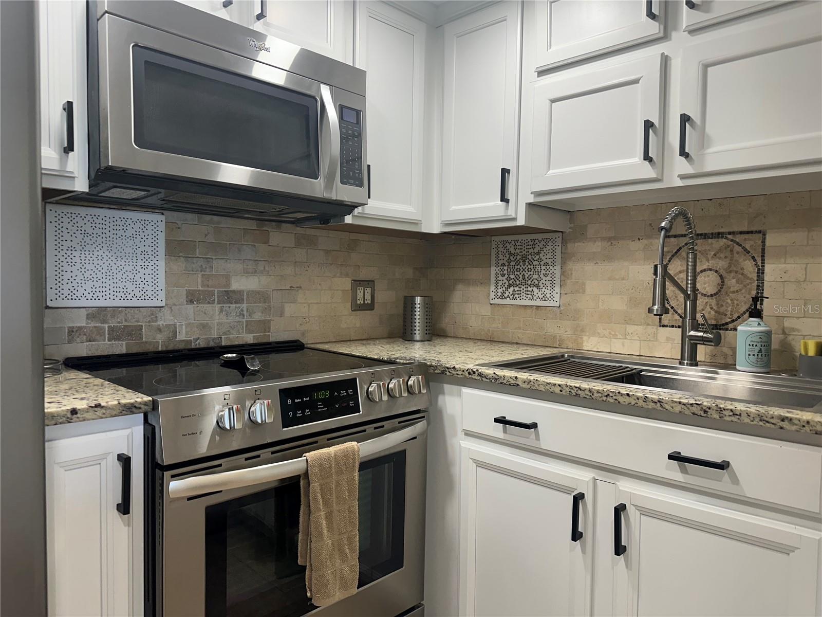 Image 5 of 14 For 880 Mandalay Avenue S606