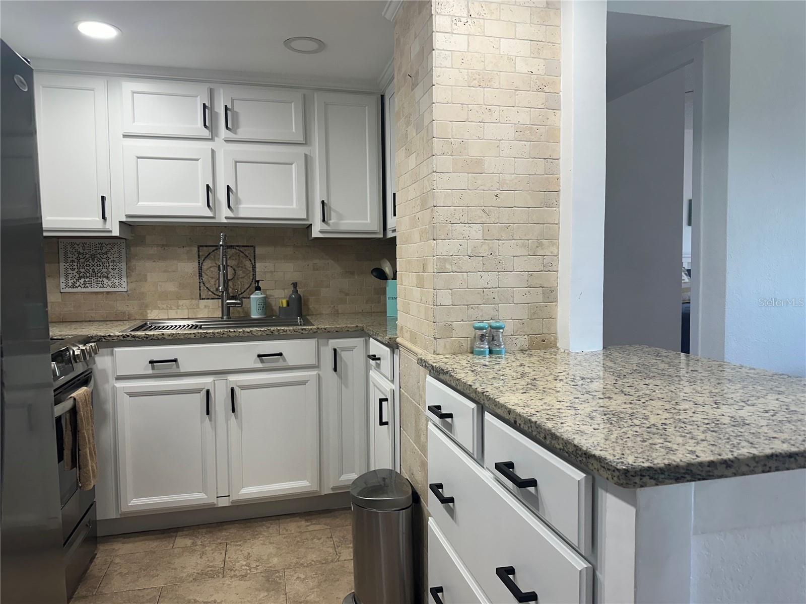 Image 6 of 14 For 880 Mandalay Avenue S606