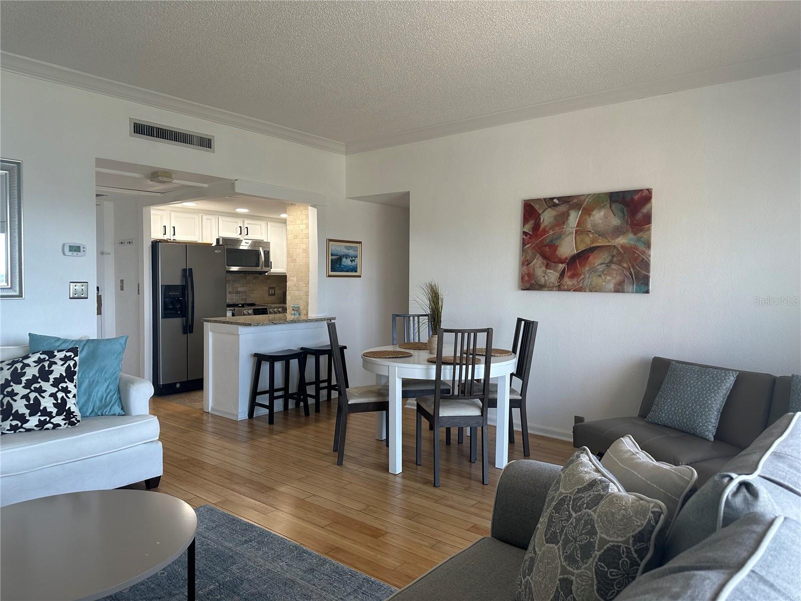 Image 7 of 14 For 880 Mandalay Avenue S606