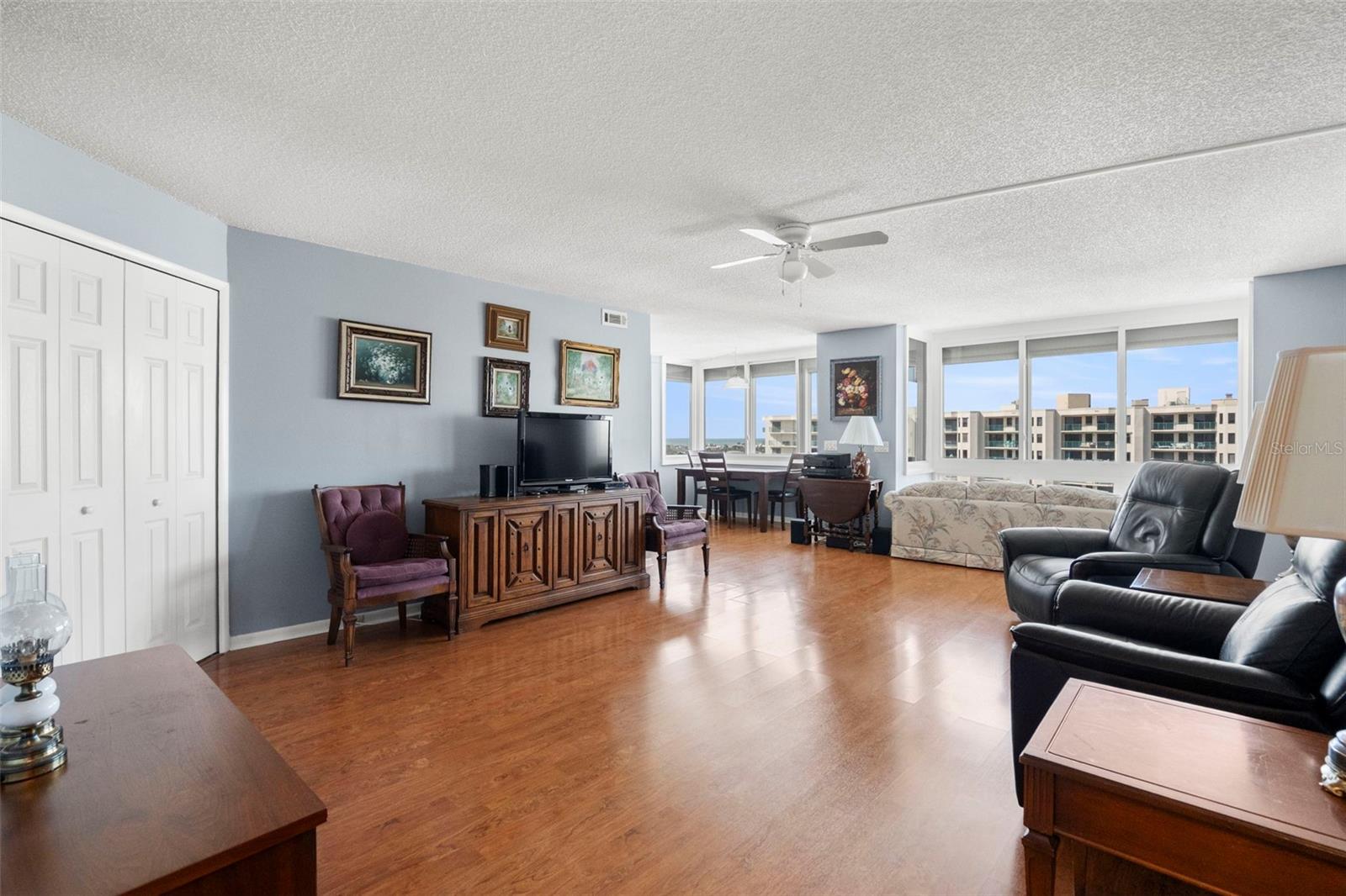 Image 12 of 44 For 660 Island Way 902