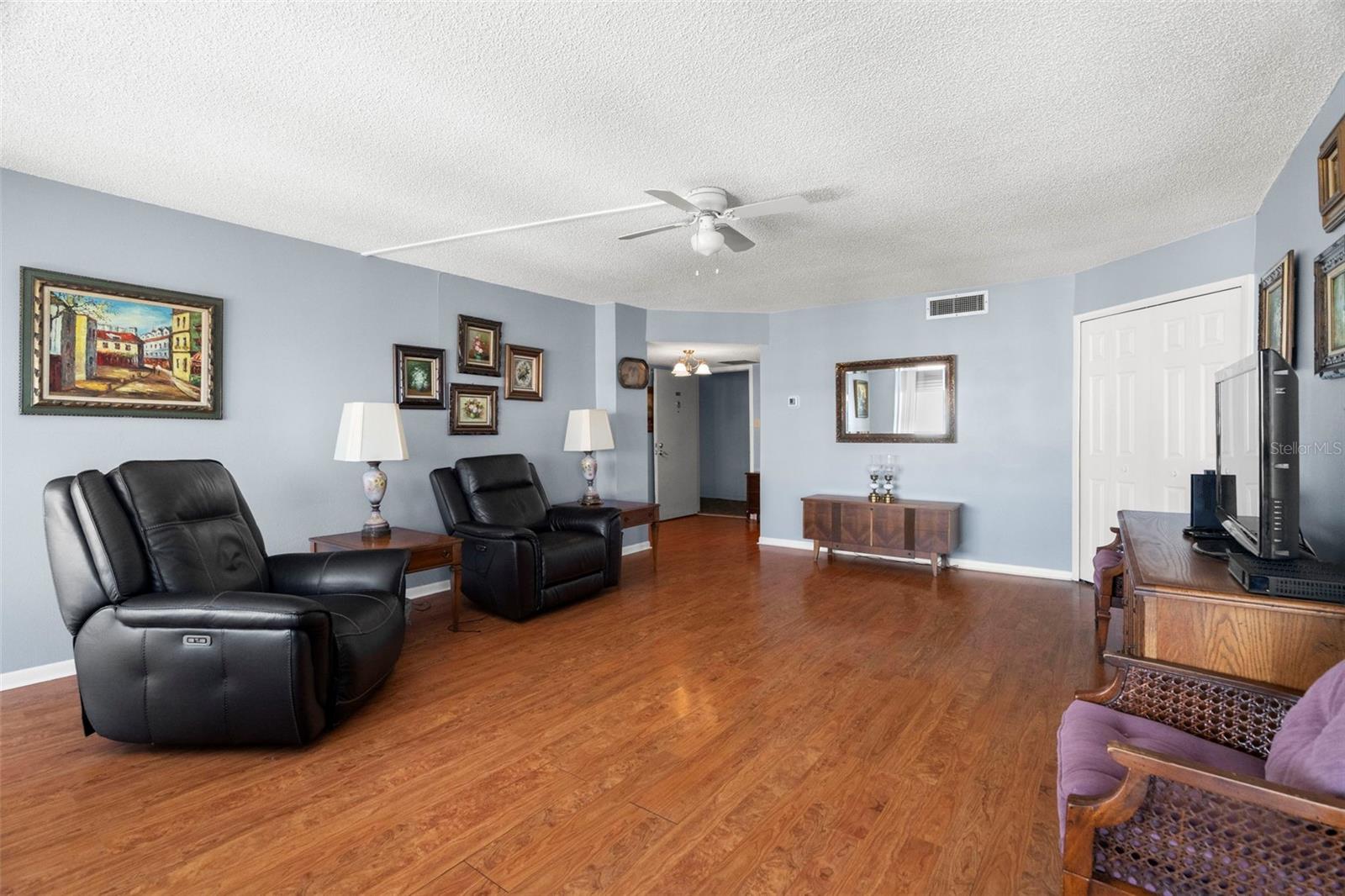 Image 14 of 44 For 660 Island Way 902