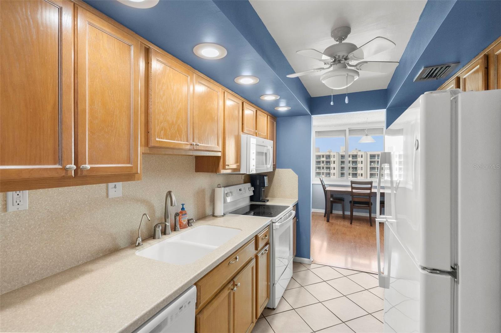 Image 17 of 44 For 660 Island Way 902