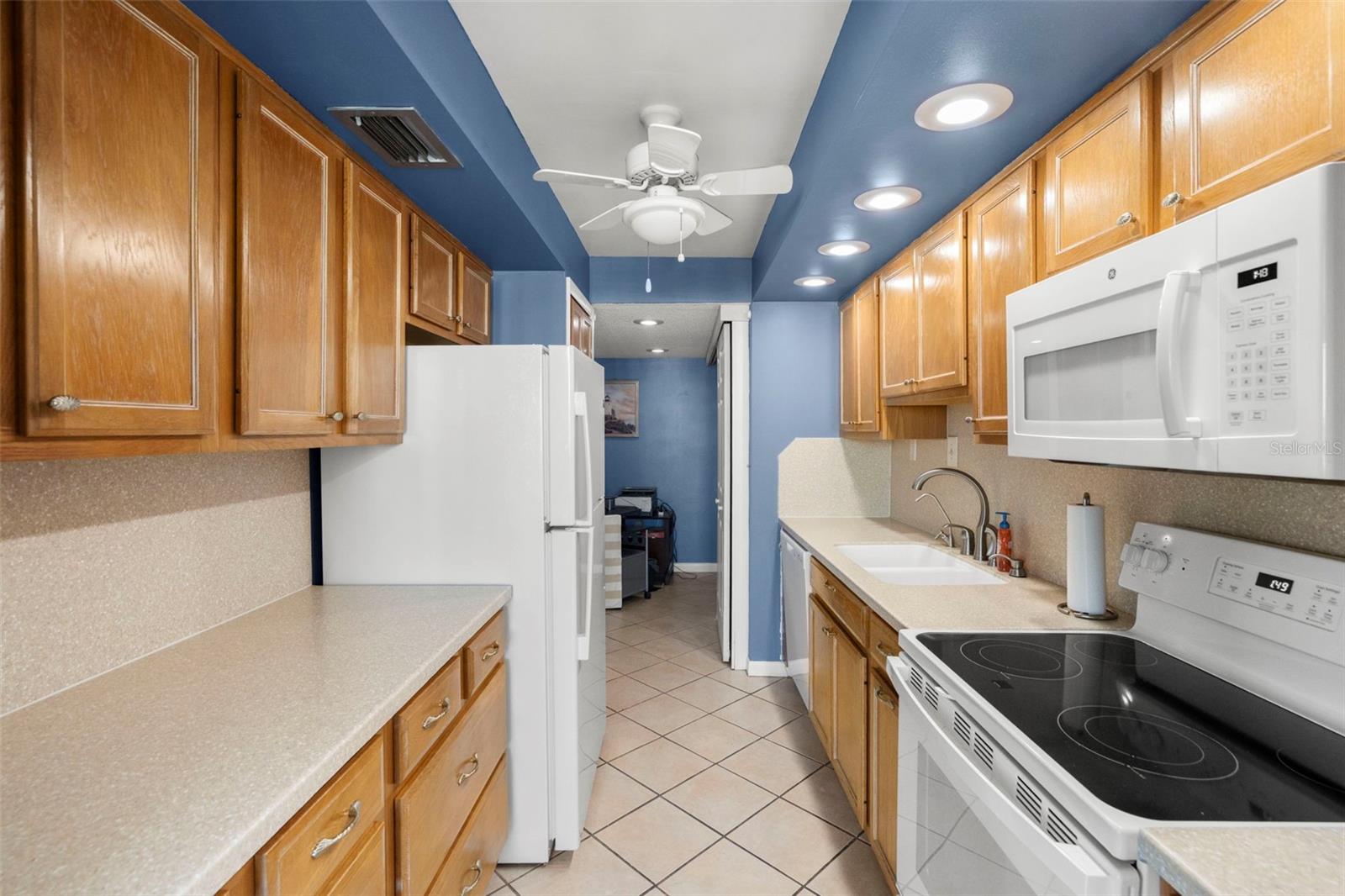 Image 18 of 44 For 660 Island Way 902