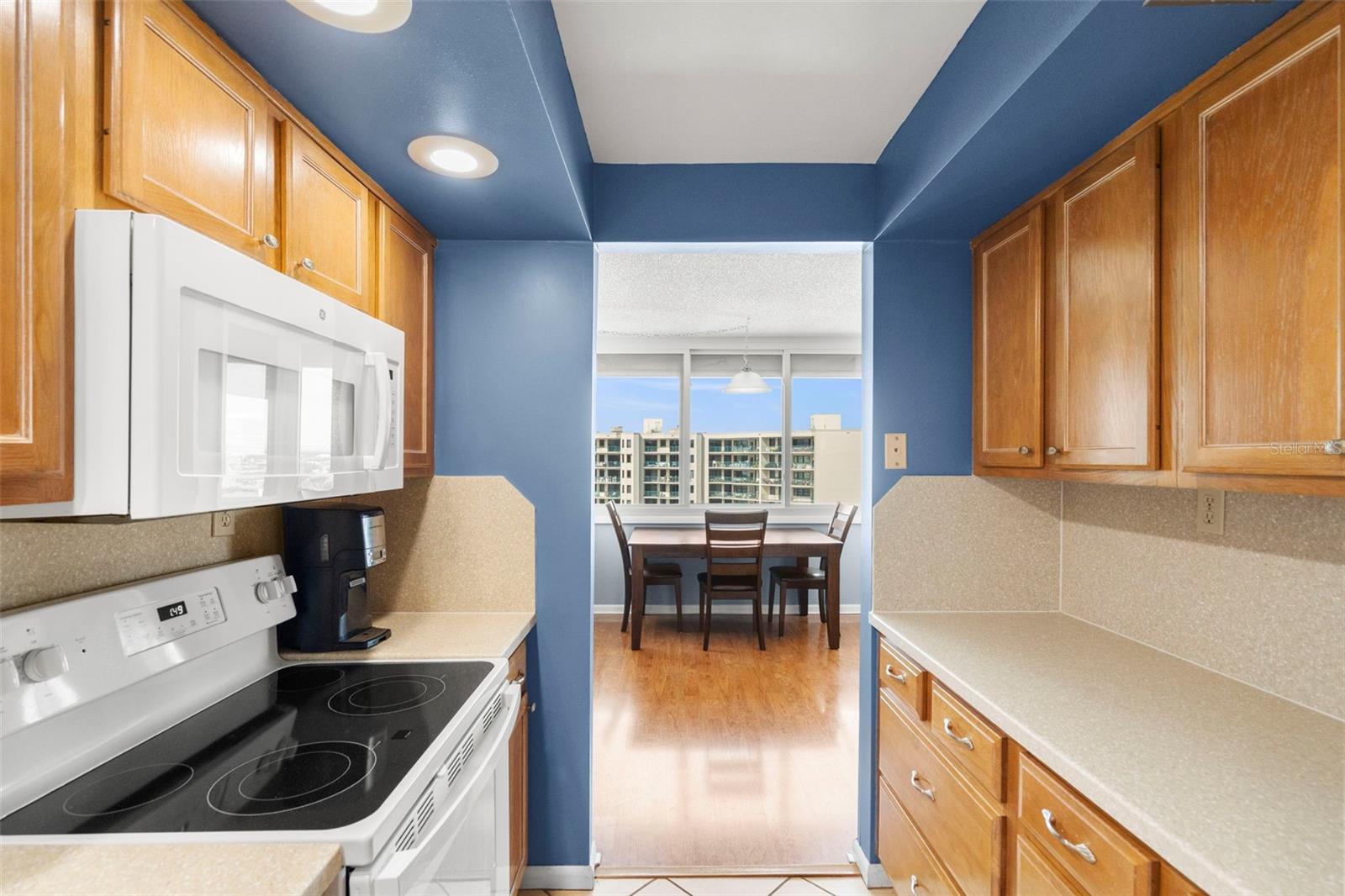 Image 19 of 44 For 660 Island Way 902