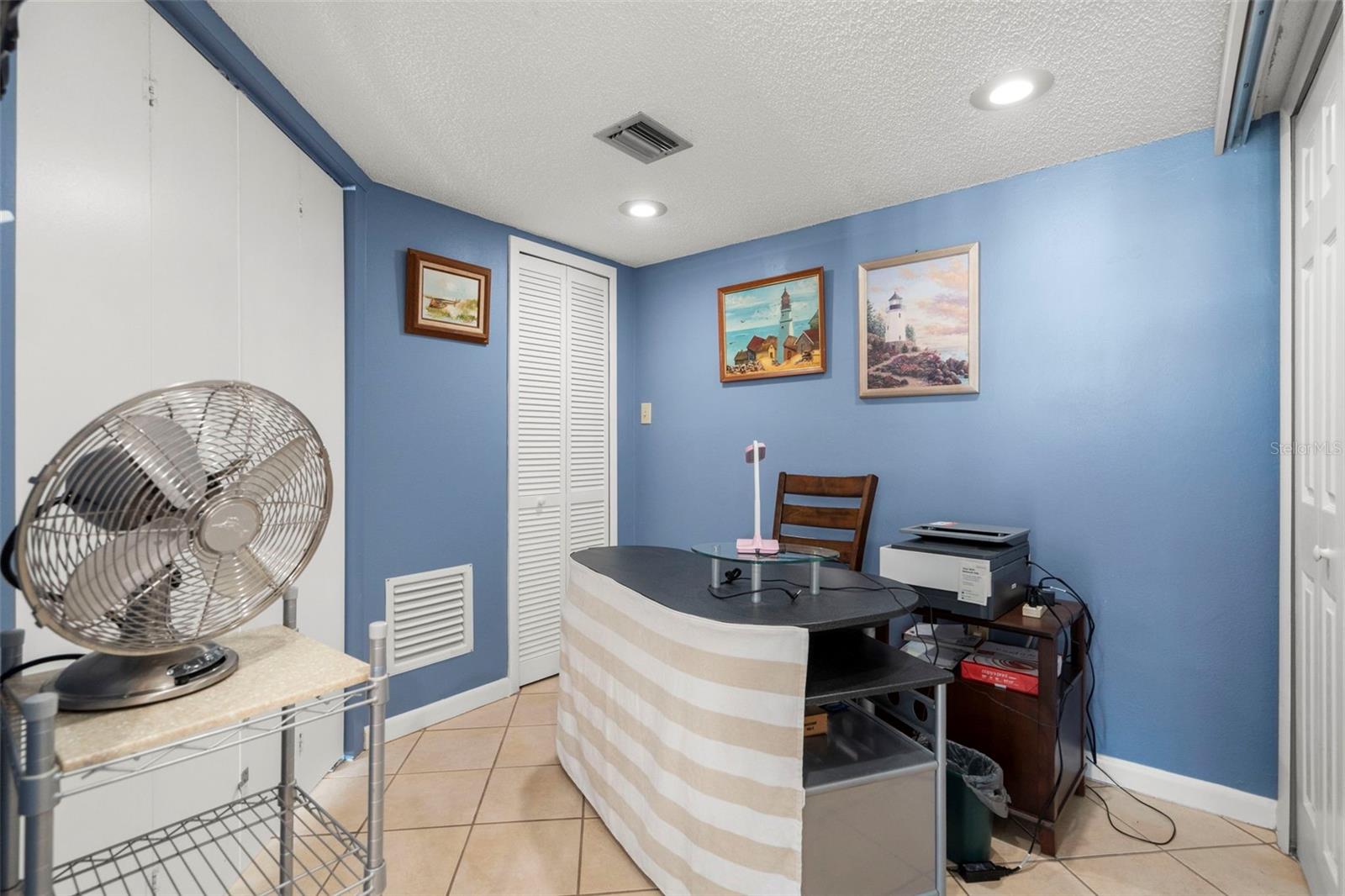 Image 21 of 44 For 660 Island Way 902