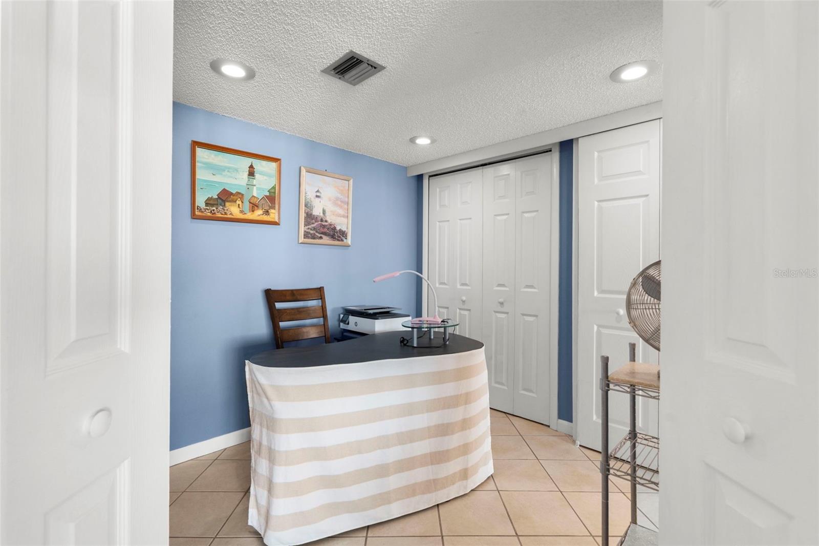 Image 22 of 44 For 660 Island Way 902