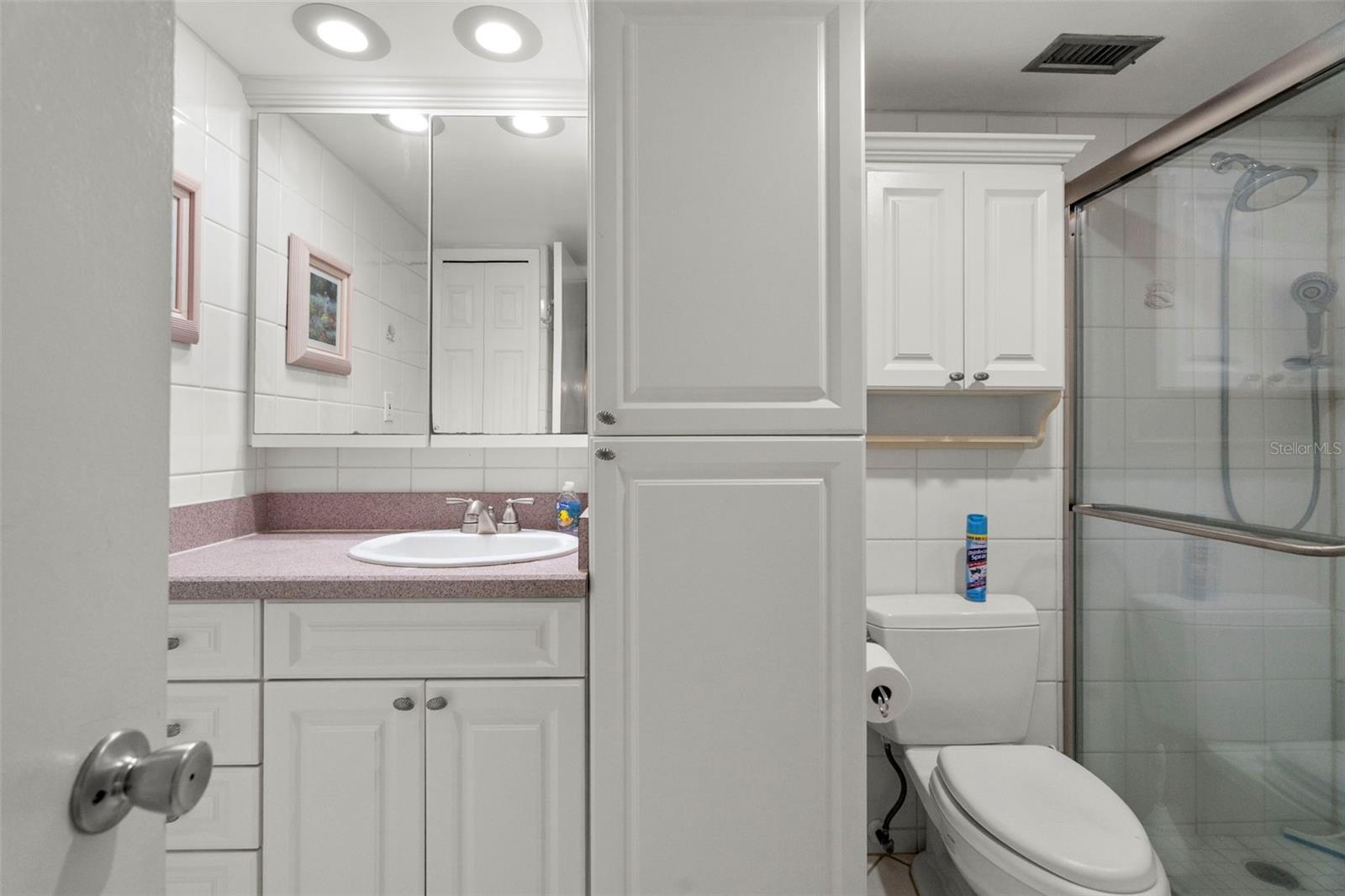 Image 29 of 44 For 660 Island Way 902