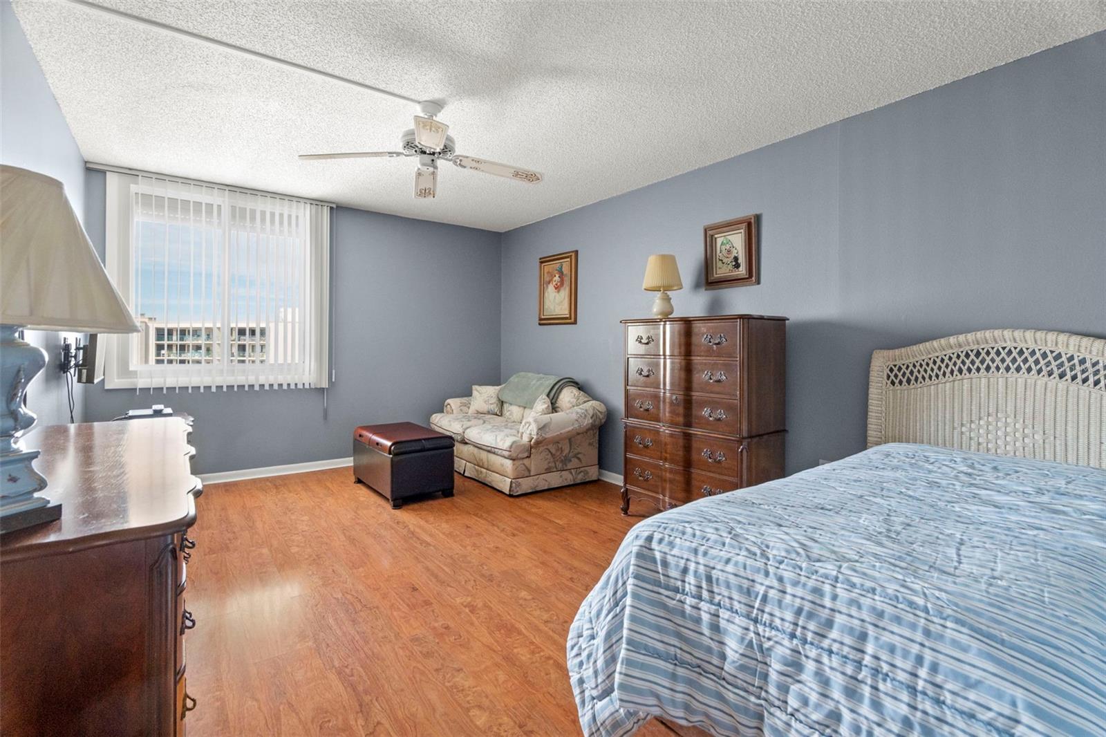 Image 31 of 44 For 660 Island Way 902