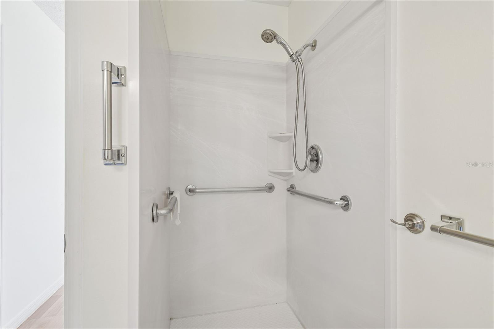 Image 14 of 26 For 123 Glendower Circle