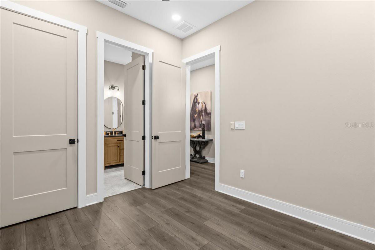 Image 17 of 37 For 213 Giddens Avenue