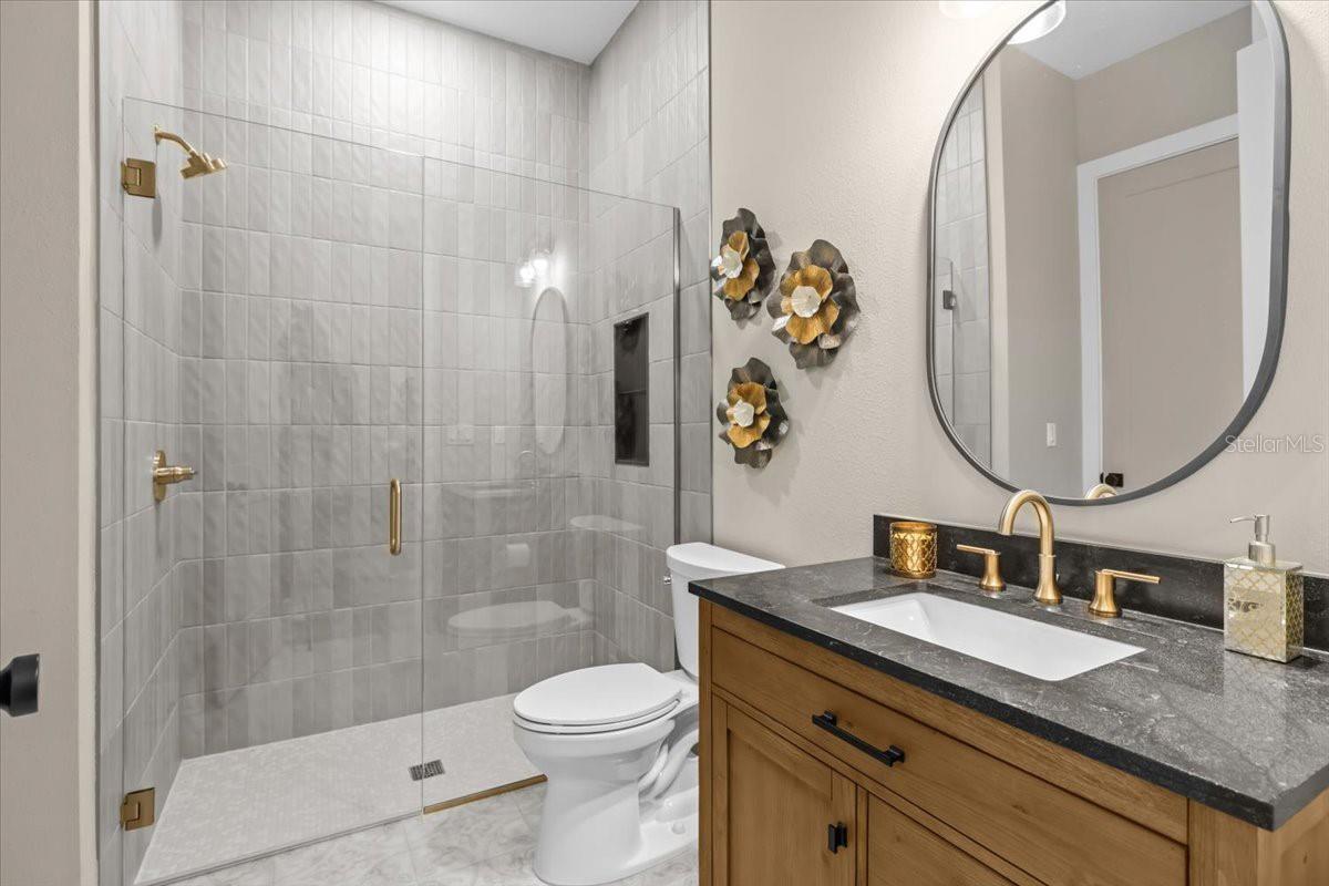 Image 18 of 37 For 213 Giddens Avenue