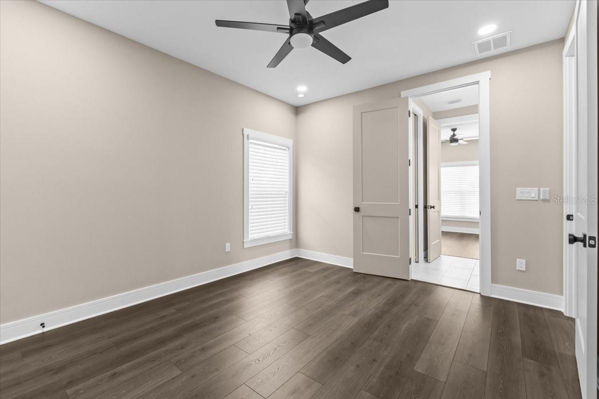 Image 27 of 37 For 213 Giddens Avenue