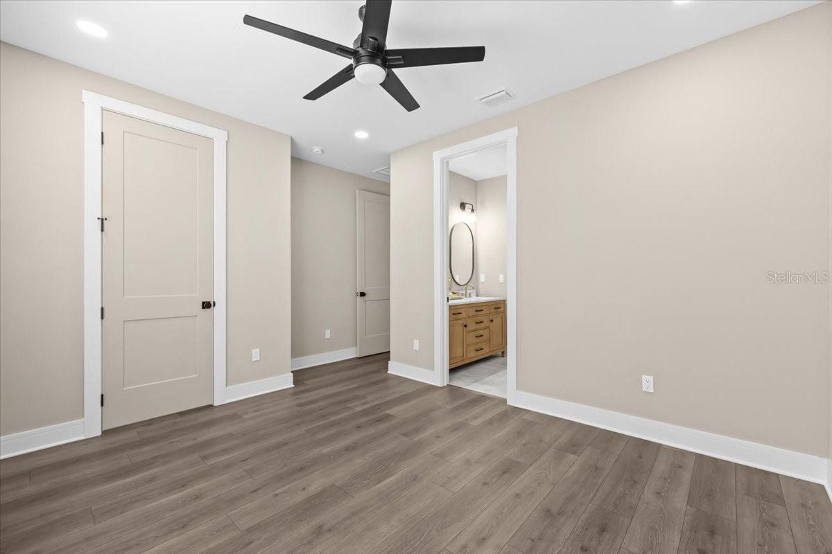 Image 32 of 37 For 213 Giddens Avenue