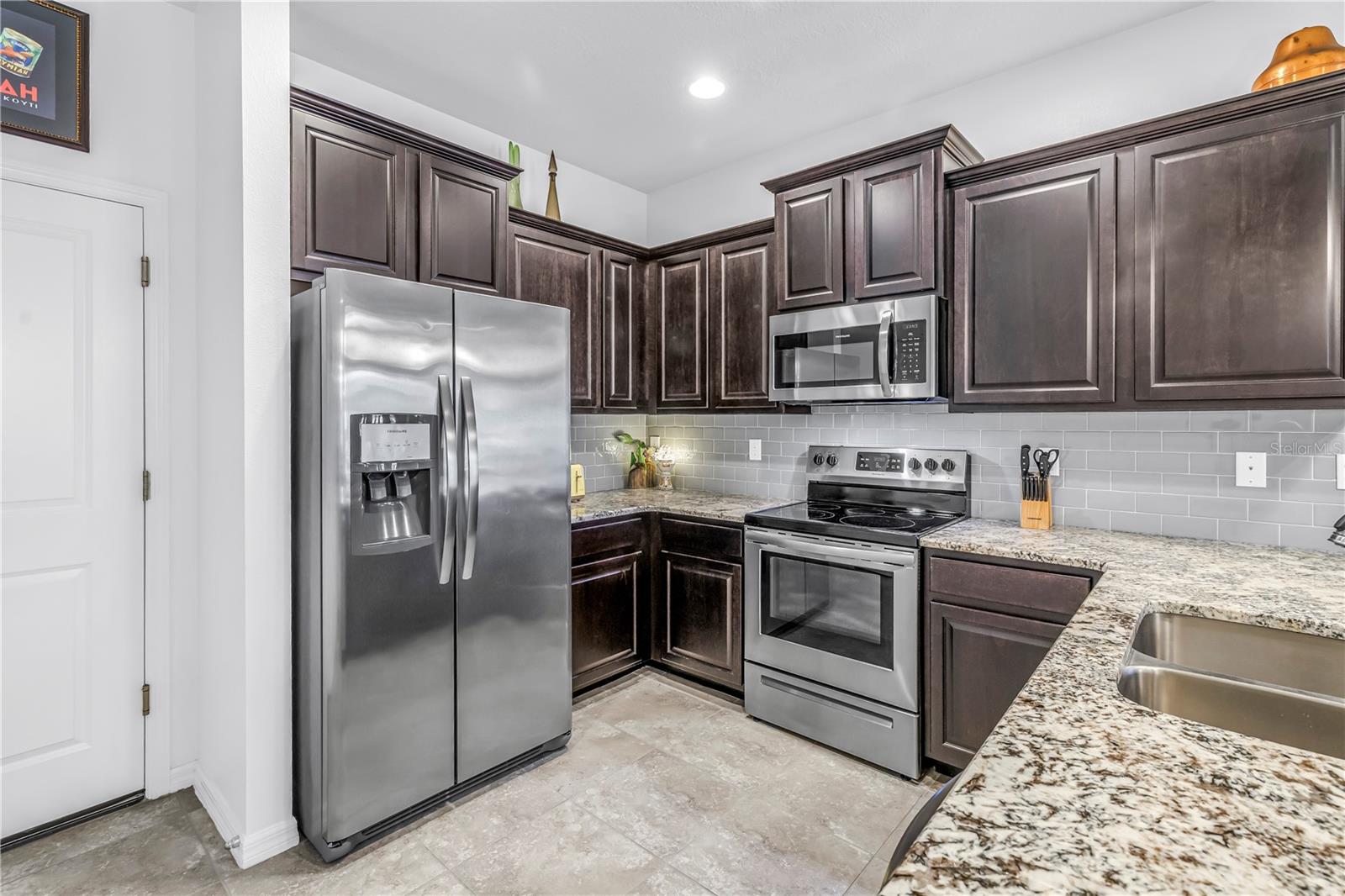 Listing photo id 11 for 5284 6th Way N