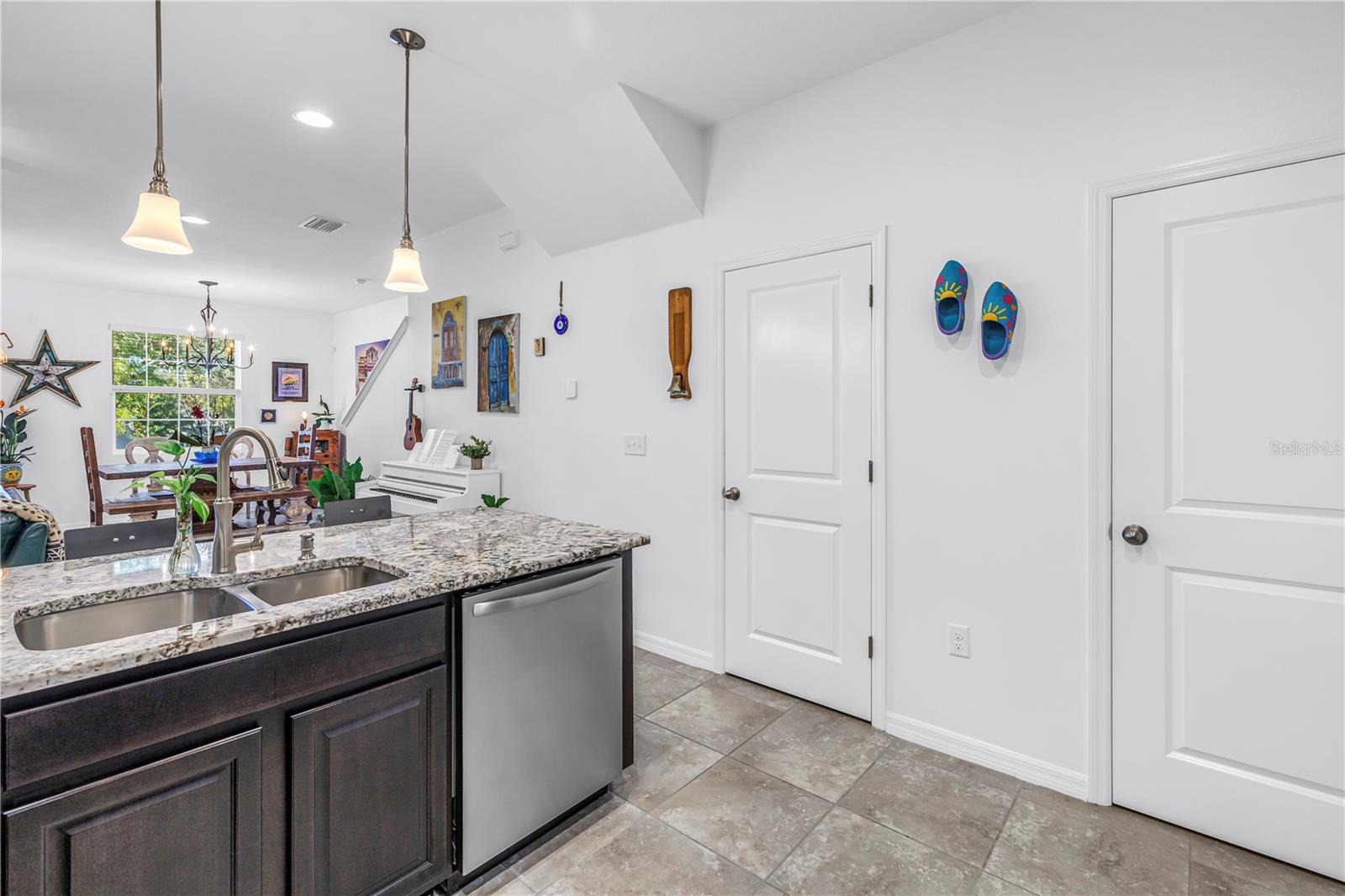 Listing photo id 12 for 5284 6th Way N