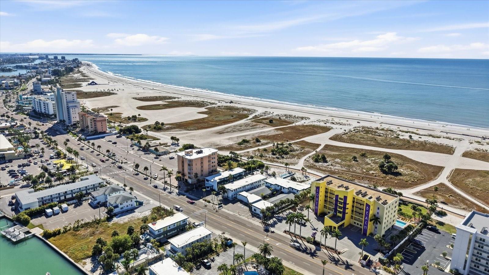 Listing photo id 11 for 11320 Gulf Boulevard