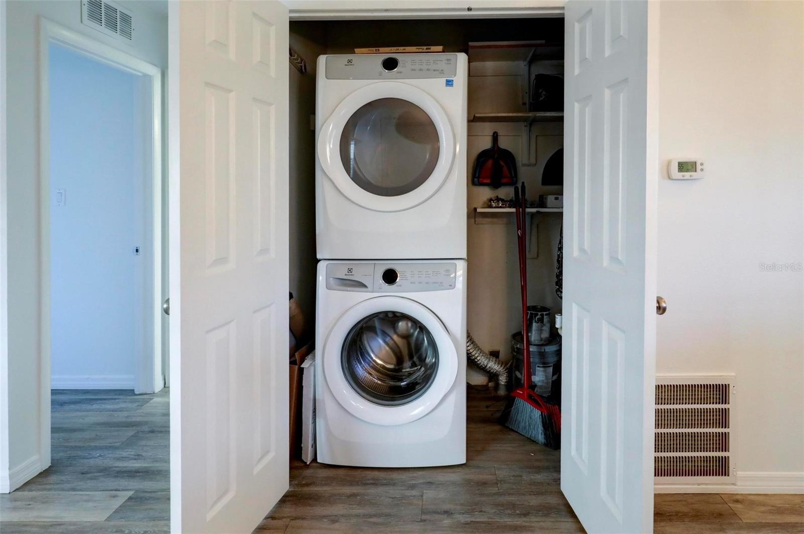 Image 24 of 32 For 1126 King Arthur Court 418