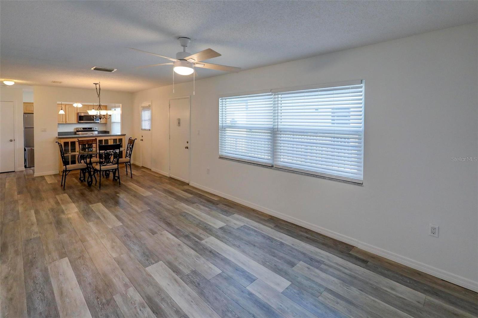 Image 6 of 32 For 1126 King Arthur Court 418