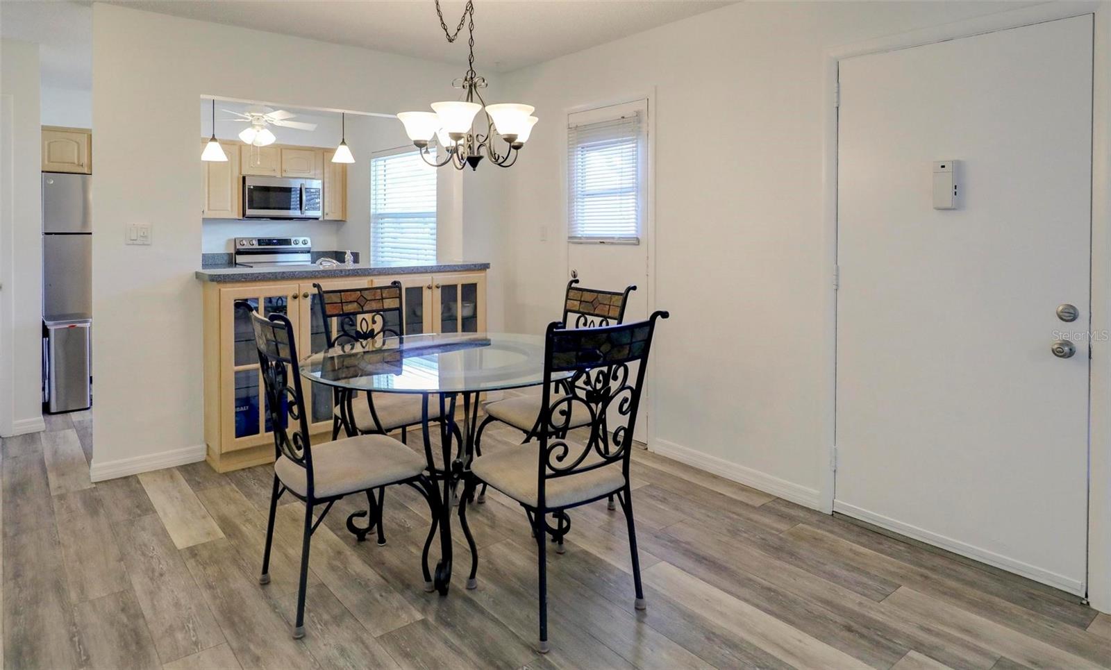 Image 7 of 32 For 1126 King Arthur Court 418