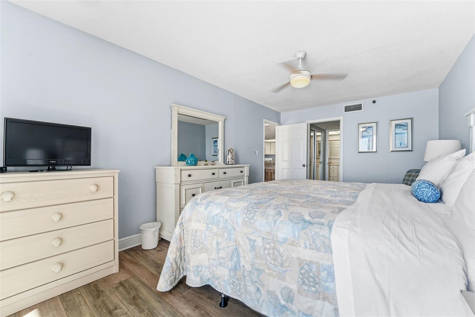 Image 13 of 28 For 17140 Gulf Boulevard 611