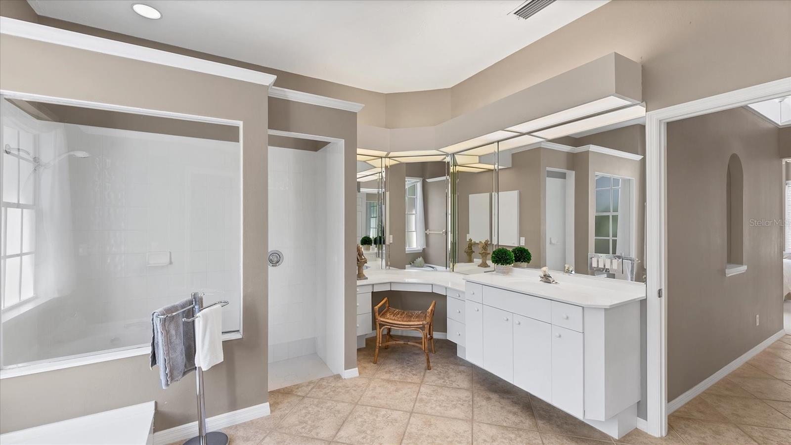 Image 23 of 56 For 6308 Thorndon Circle