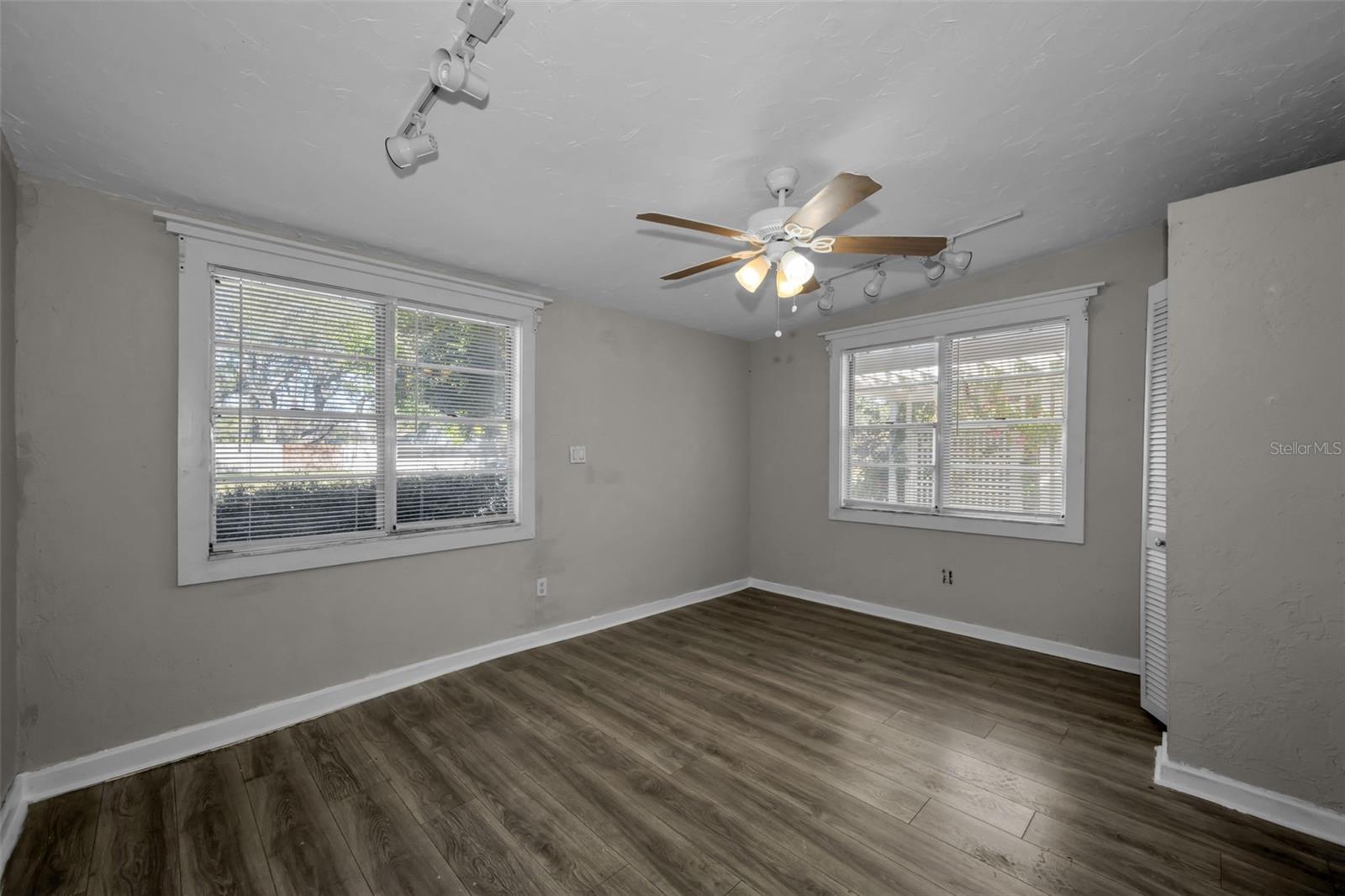 Image 18 of 27 For 1122 Oakwood Street