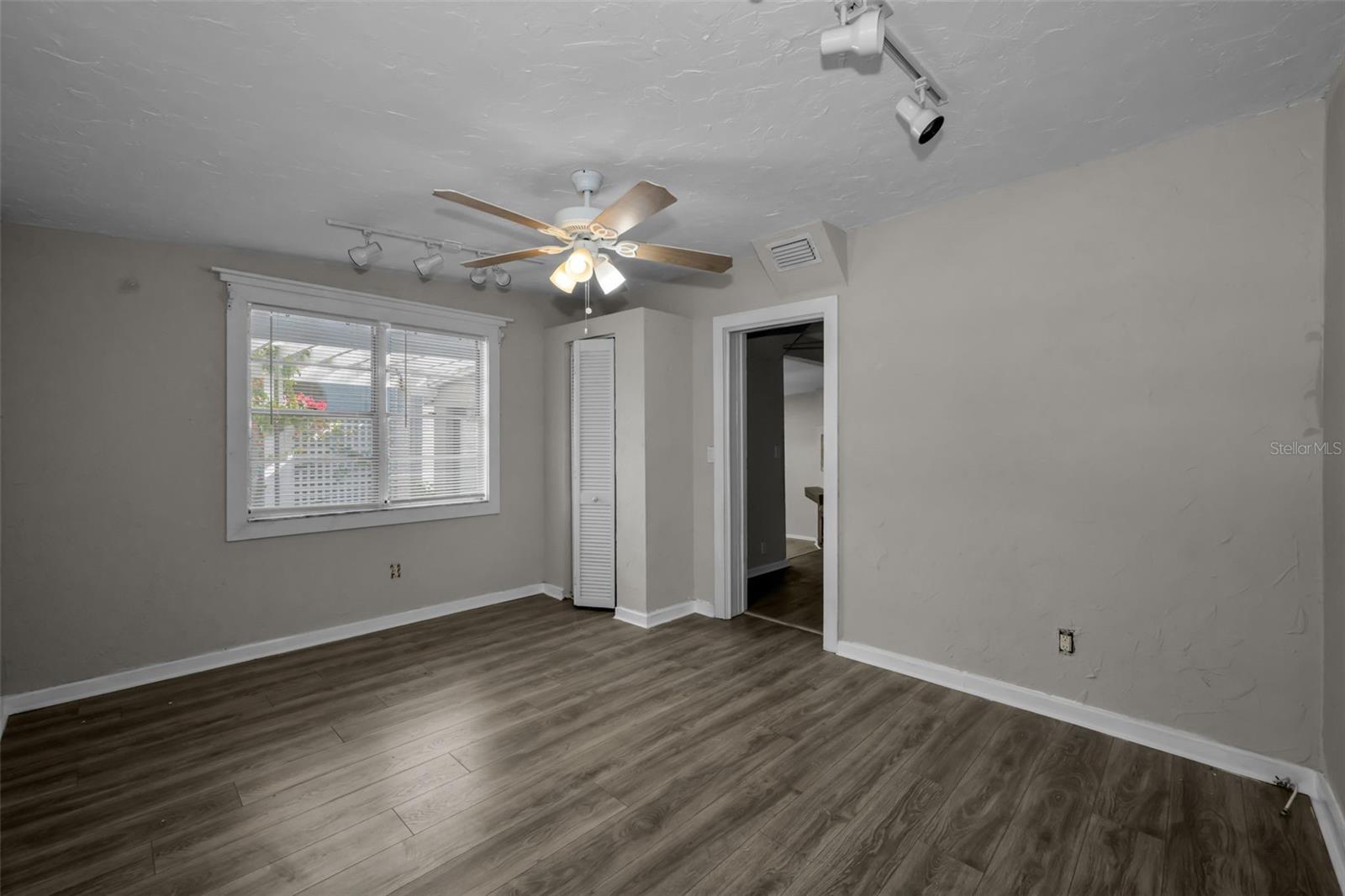 Image 20 of 27 For 1122 Oakwood Street