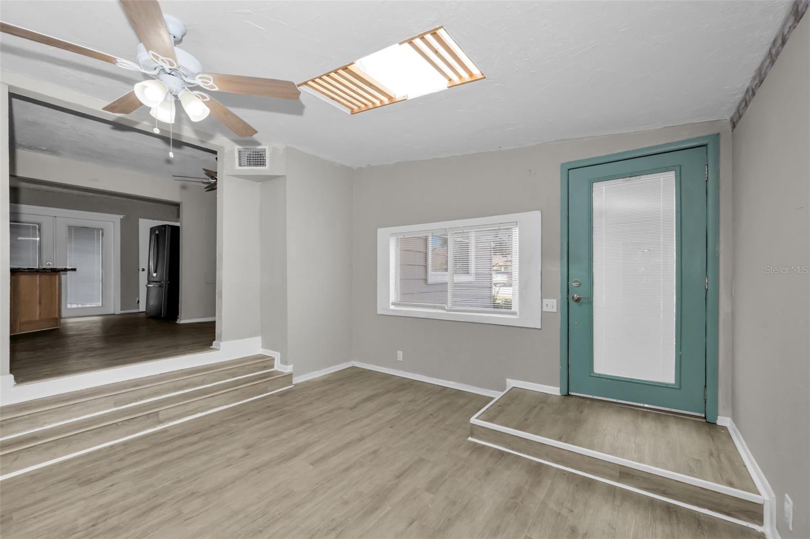 Image 5 of 27 For 1122 Oakwood Street