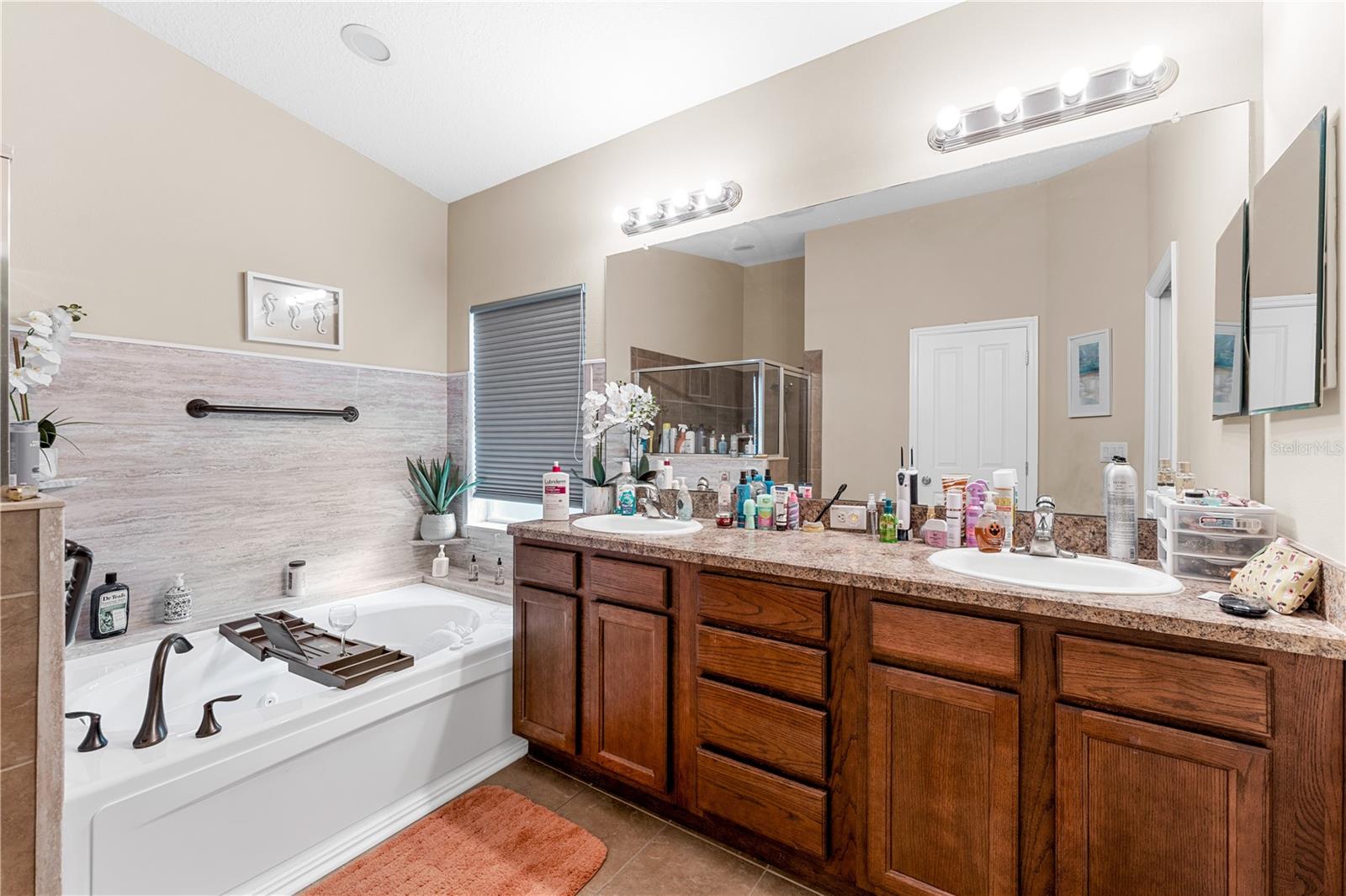 Listing photo id 13 for 6729 Boulder Run Loop