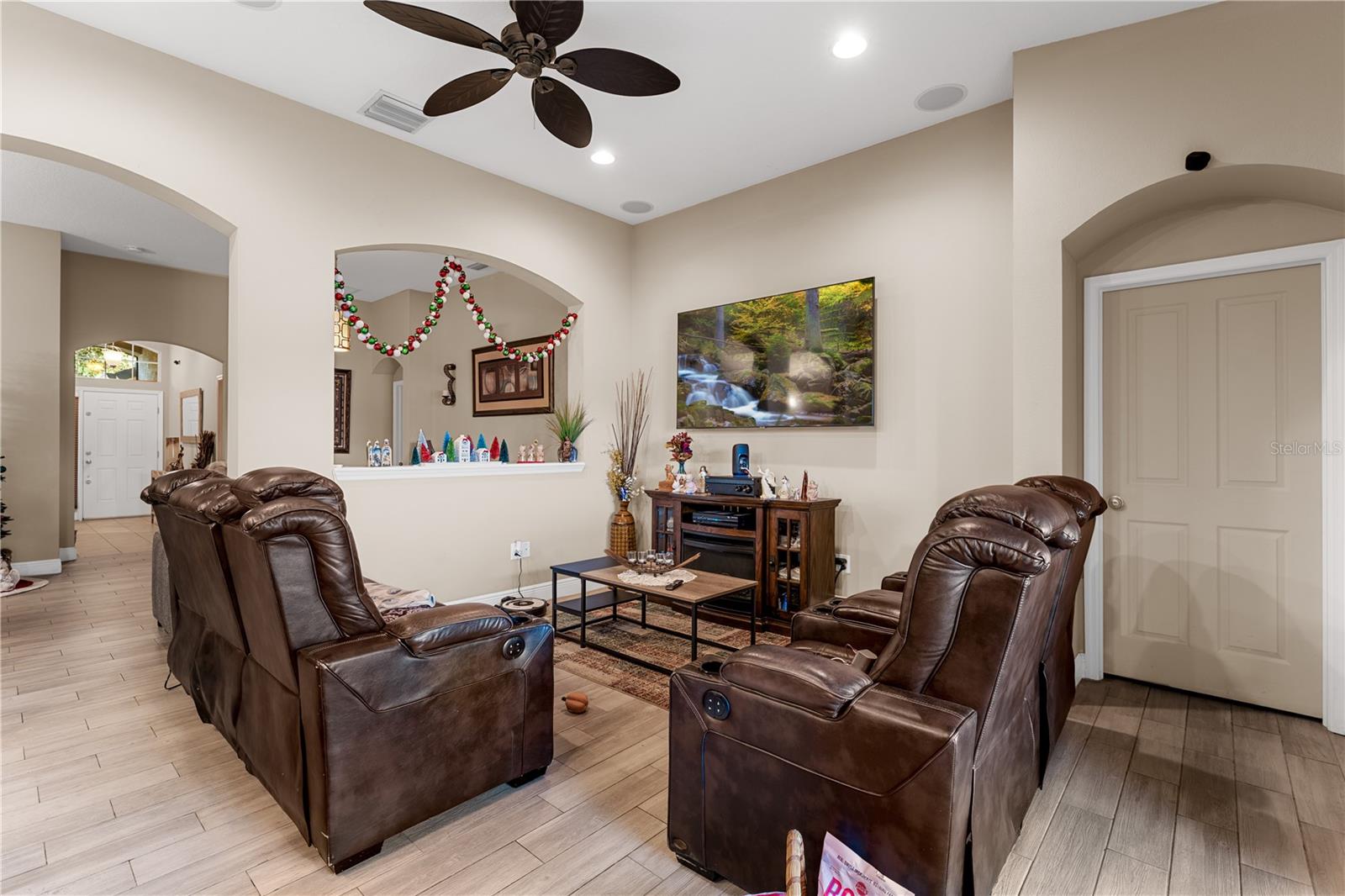 Listing photo id 5 for 6729 Boulder Run Loop