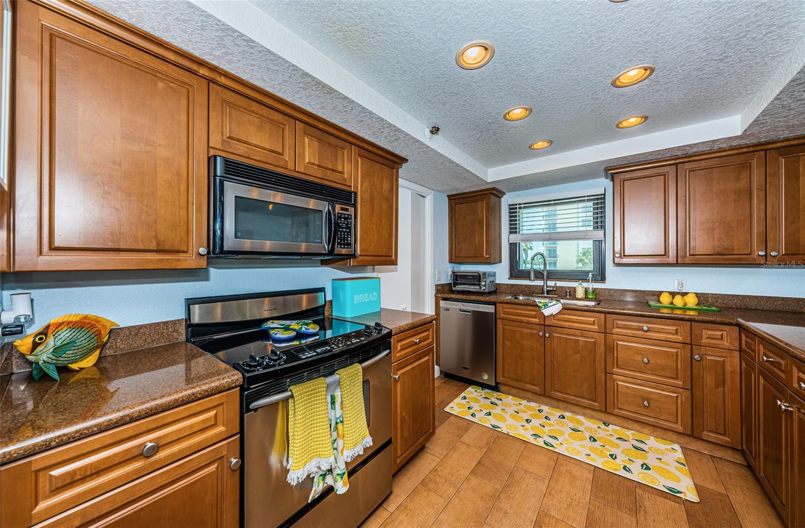 Image 30 of 70 For 13650 Gulf Boulevard 401