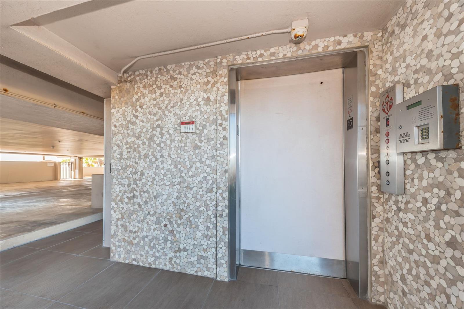 Image 7 of 70 For 13650 Gulf Boulevard 401